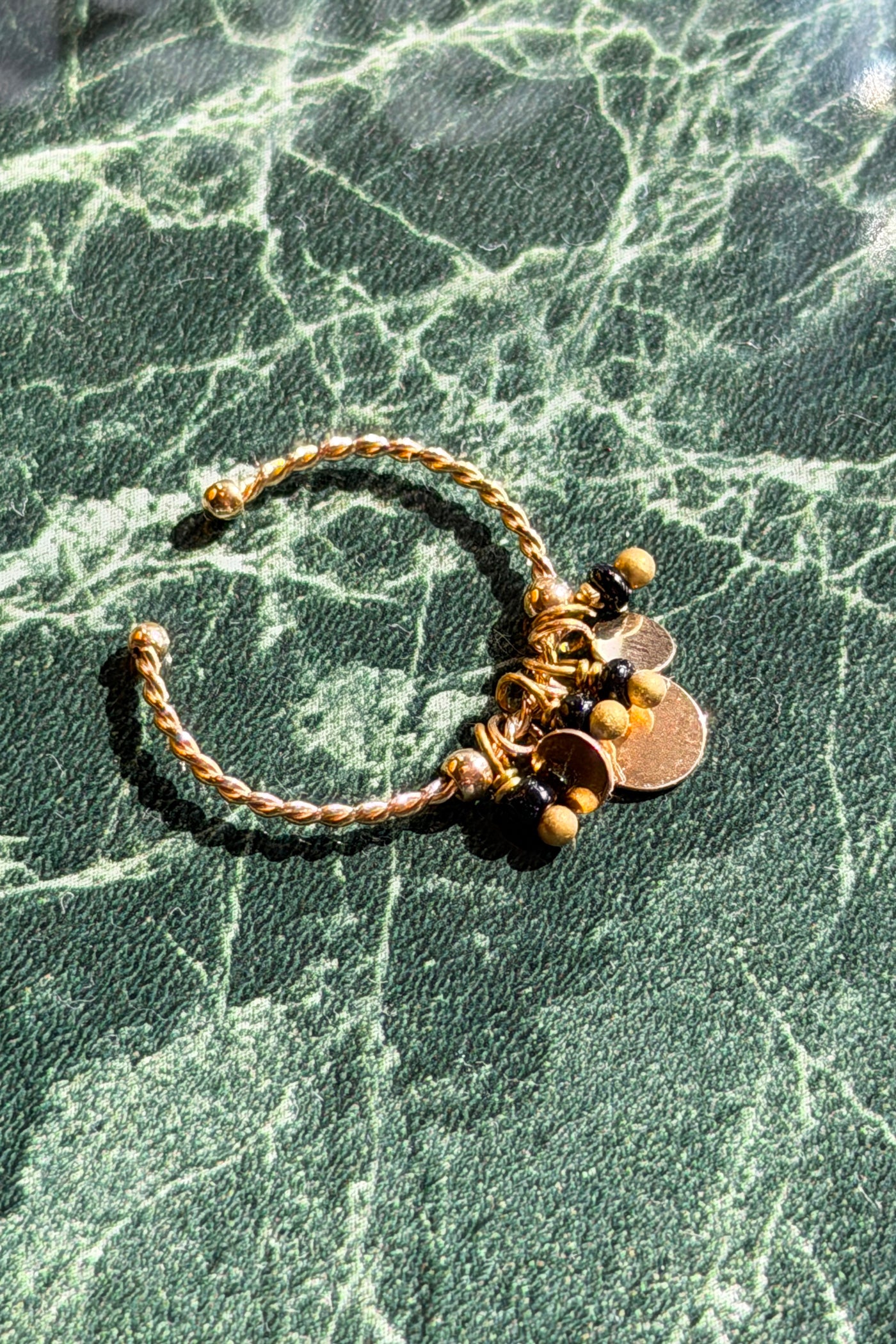 Bague fine dorée avec petites breloques et perles noires