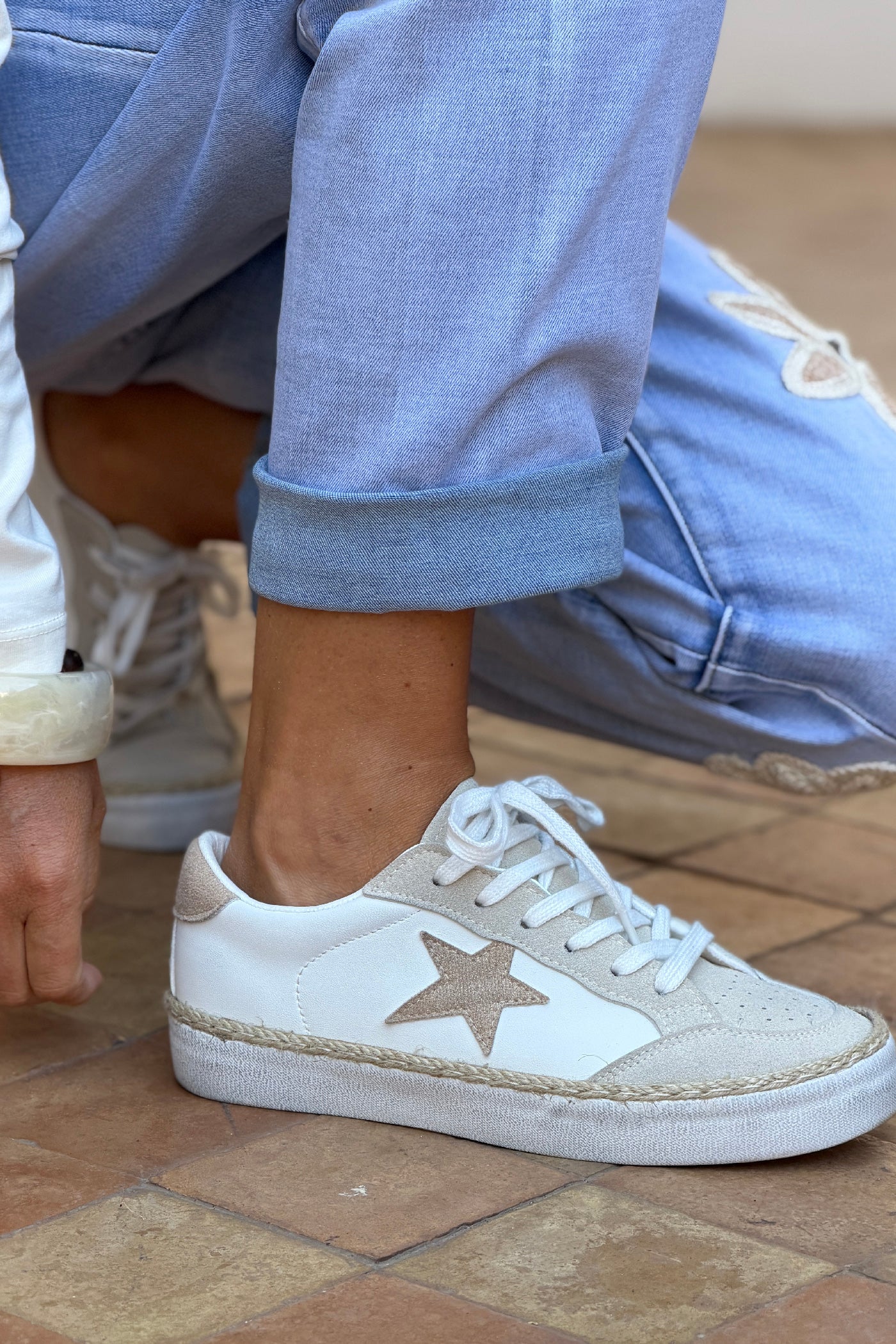 Baskets basses blanches en suédine avec étoile beige et détail corde