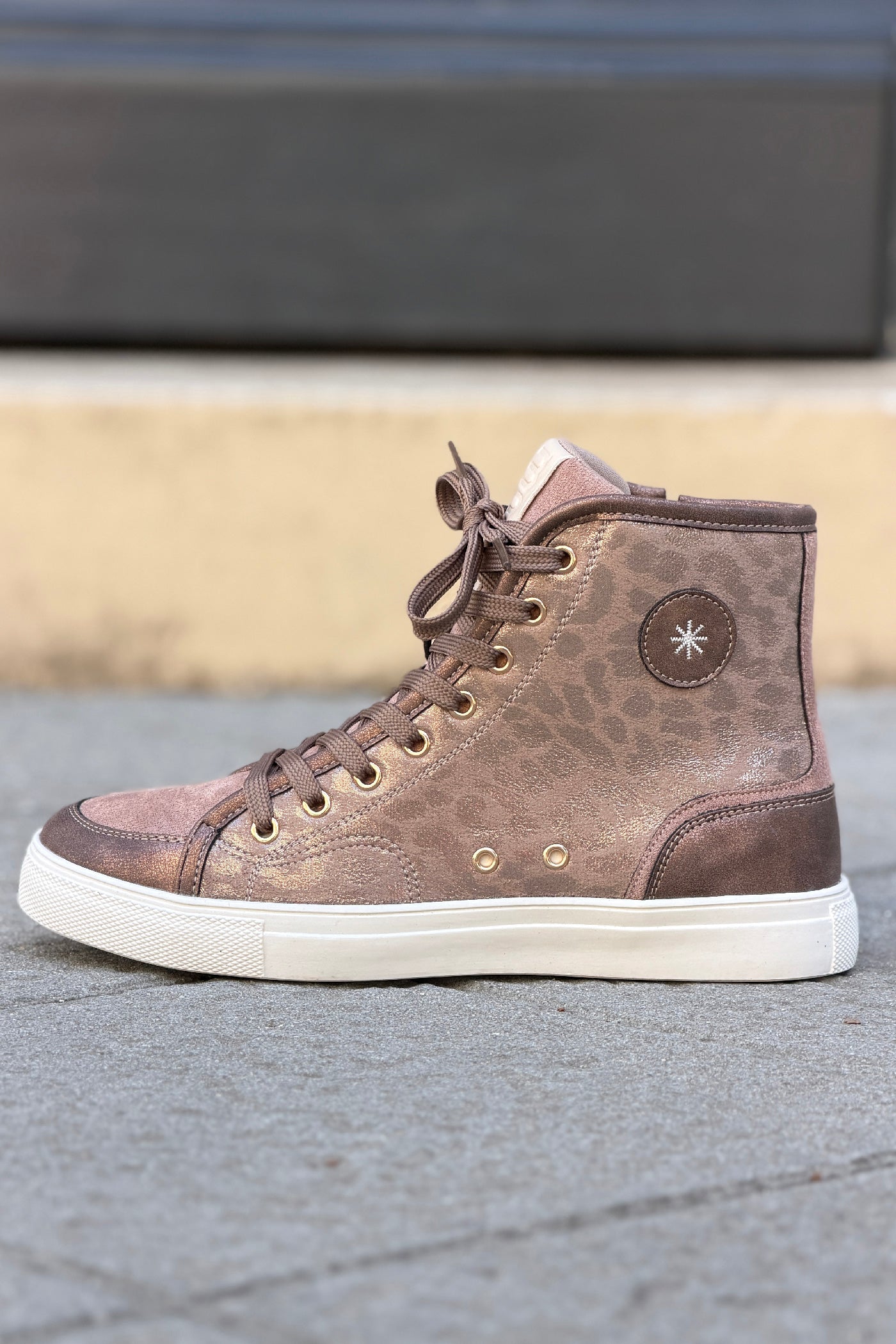 Baskets montantes marron brillant à motifs léopard avec zip