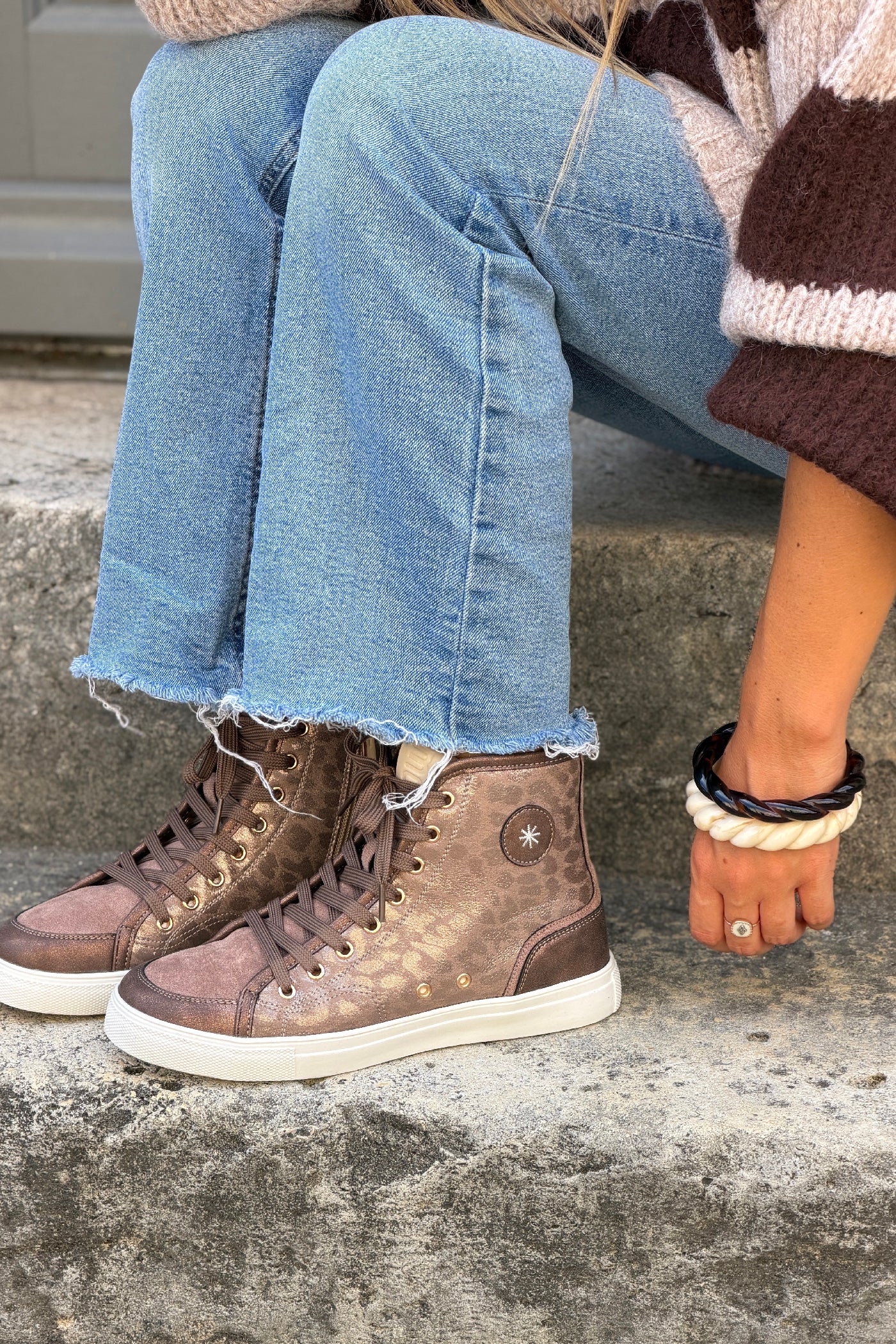 Baskets montantes marron brillant à motifs léopard avec zip