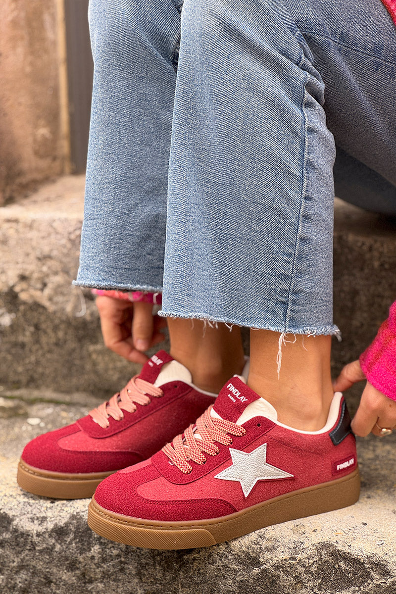 Zapatillas de ante rojo burdeos con una estrella plateada