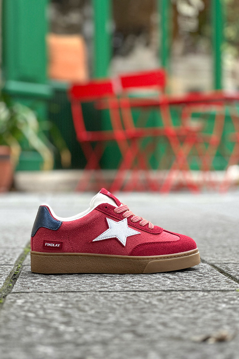 Zapatillas de ante rojo burdeos con una estrella plateada