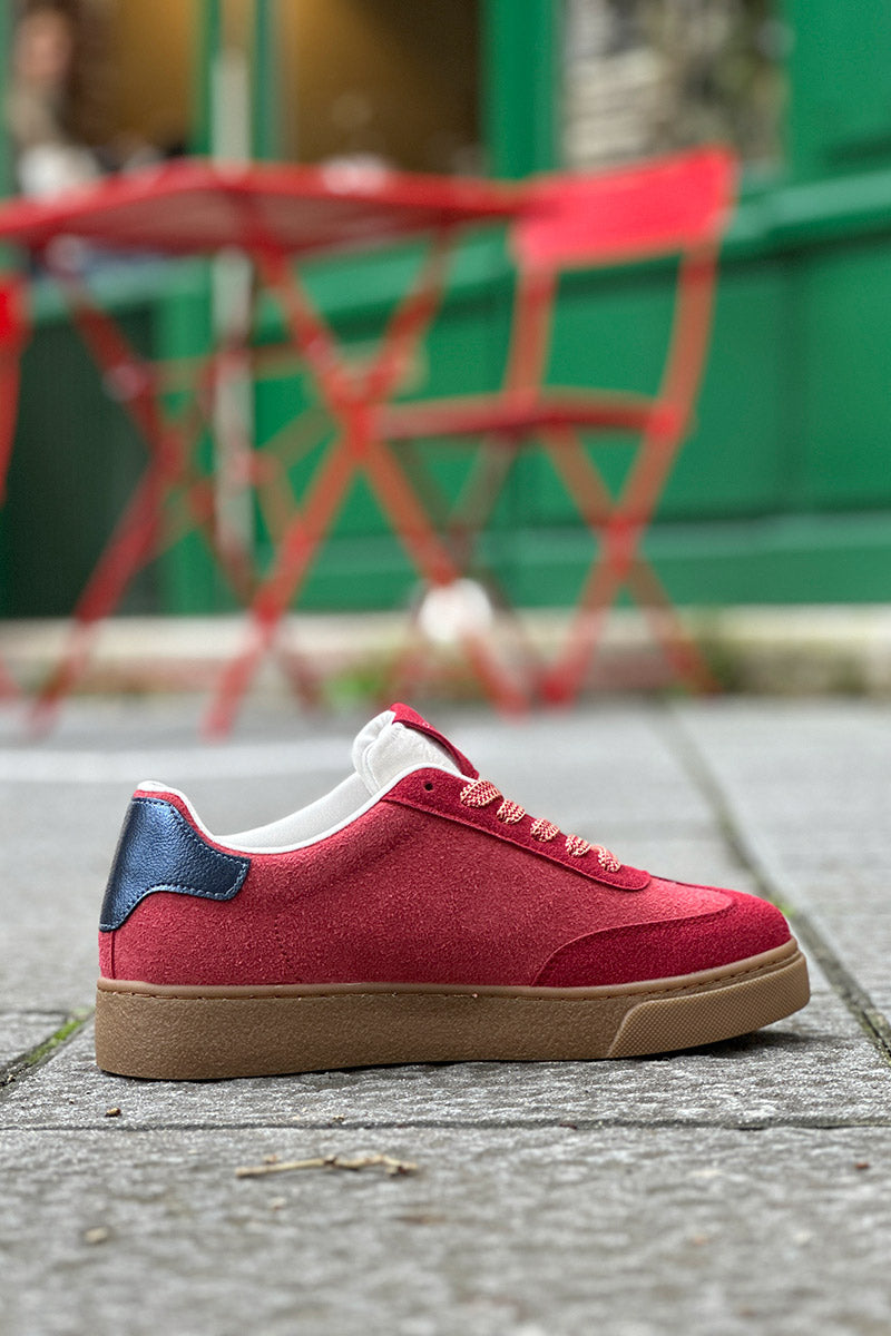 Zapatillas de ante rojo burdeos con una estrella plateada