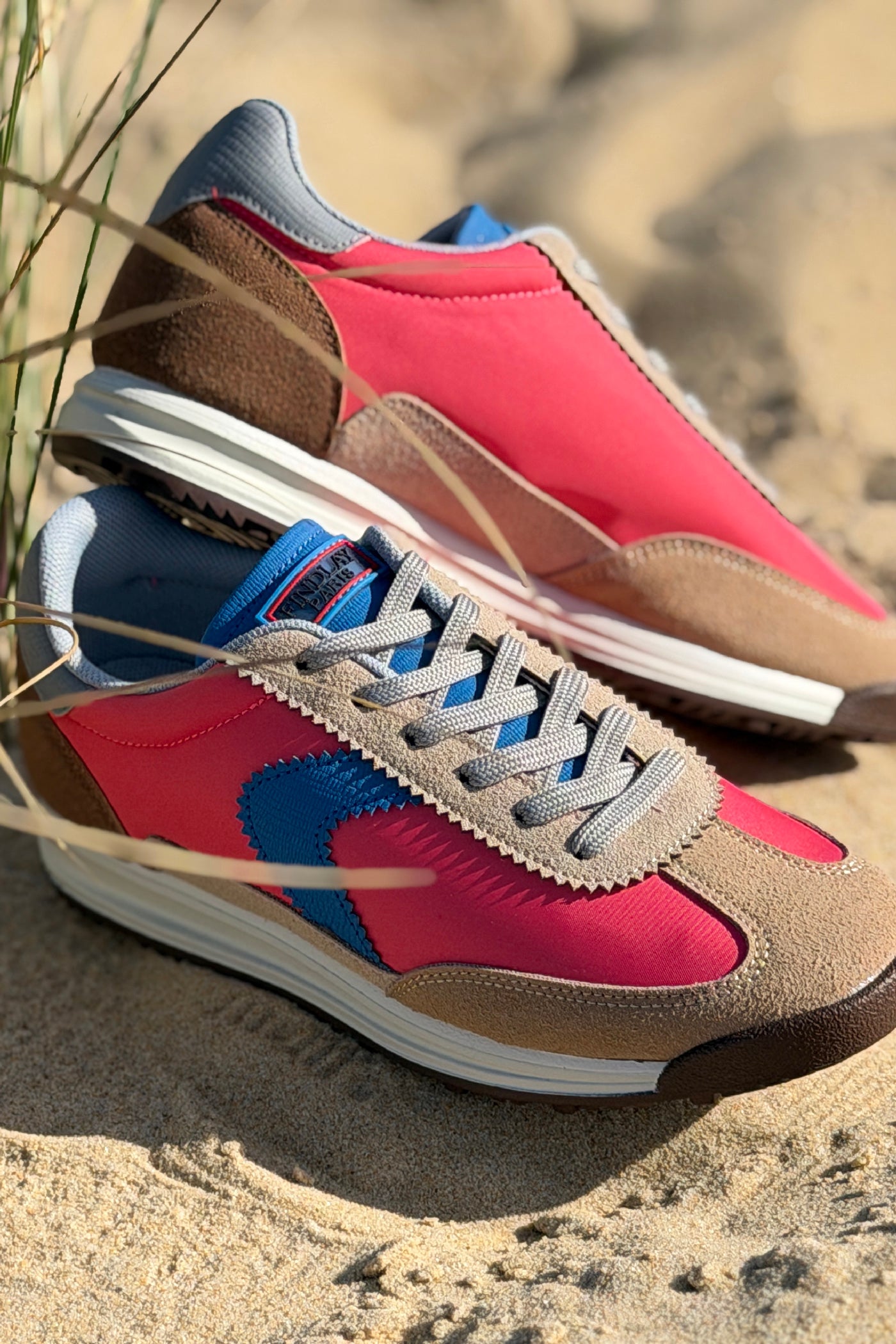 Baskets style running corail flash avec rayure bleue, talon et semelle marron