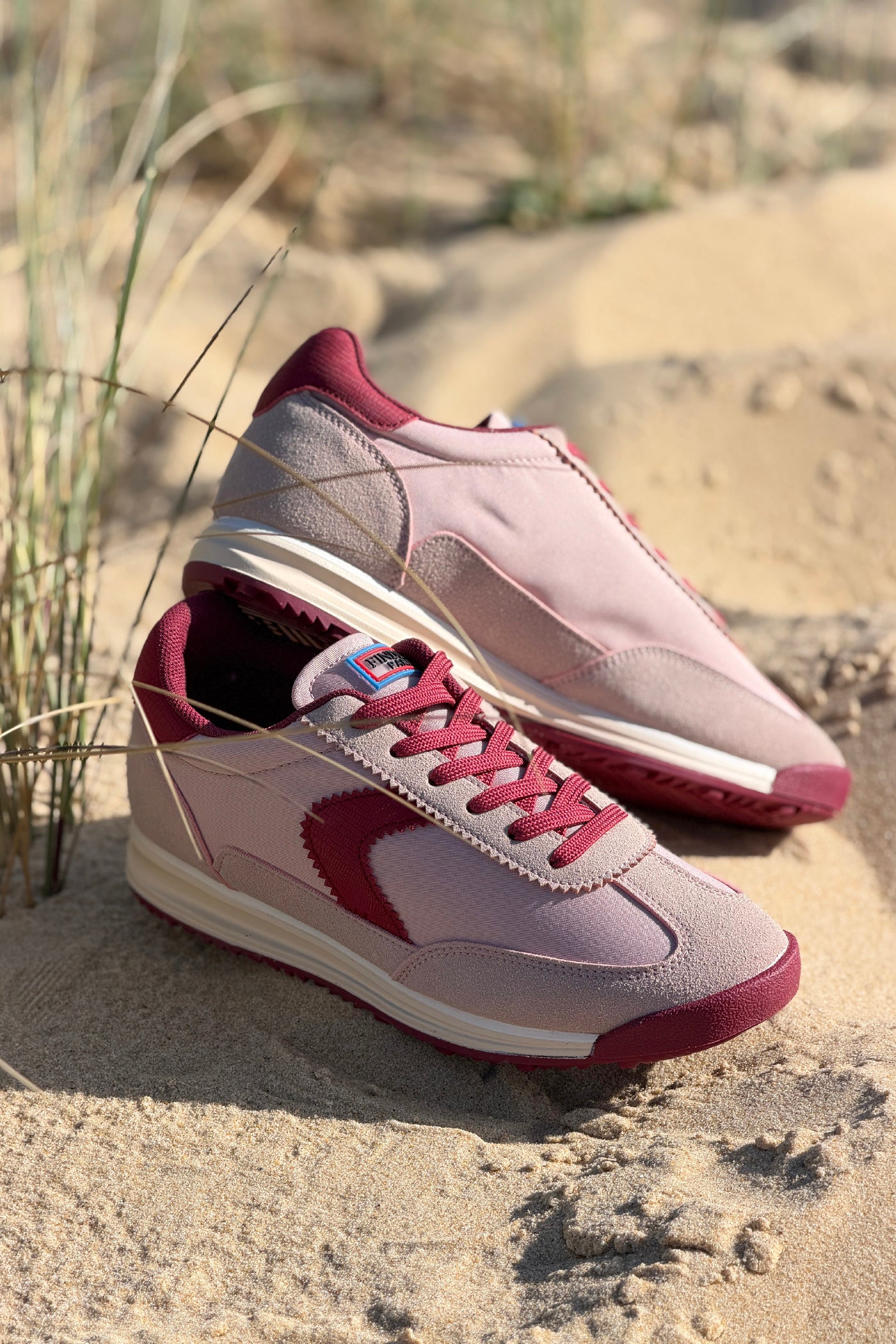 Baskets style running rose poudré avec rayure, talon et semelle bordeaux