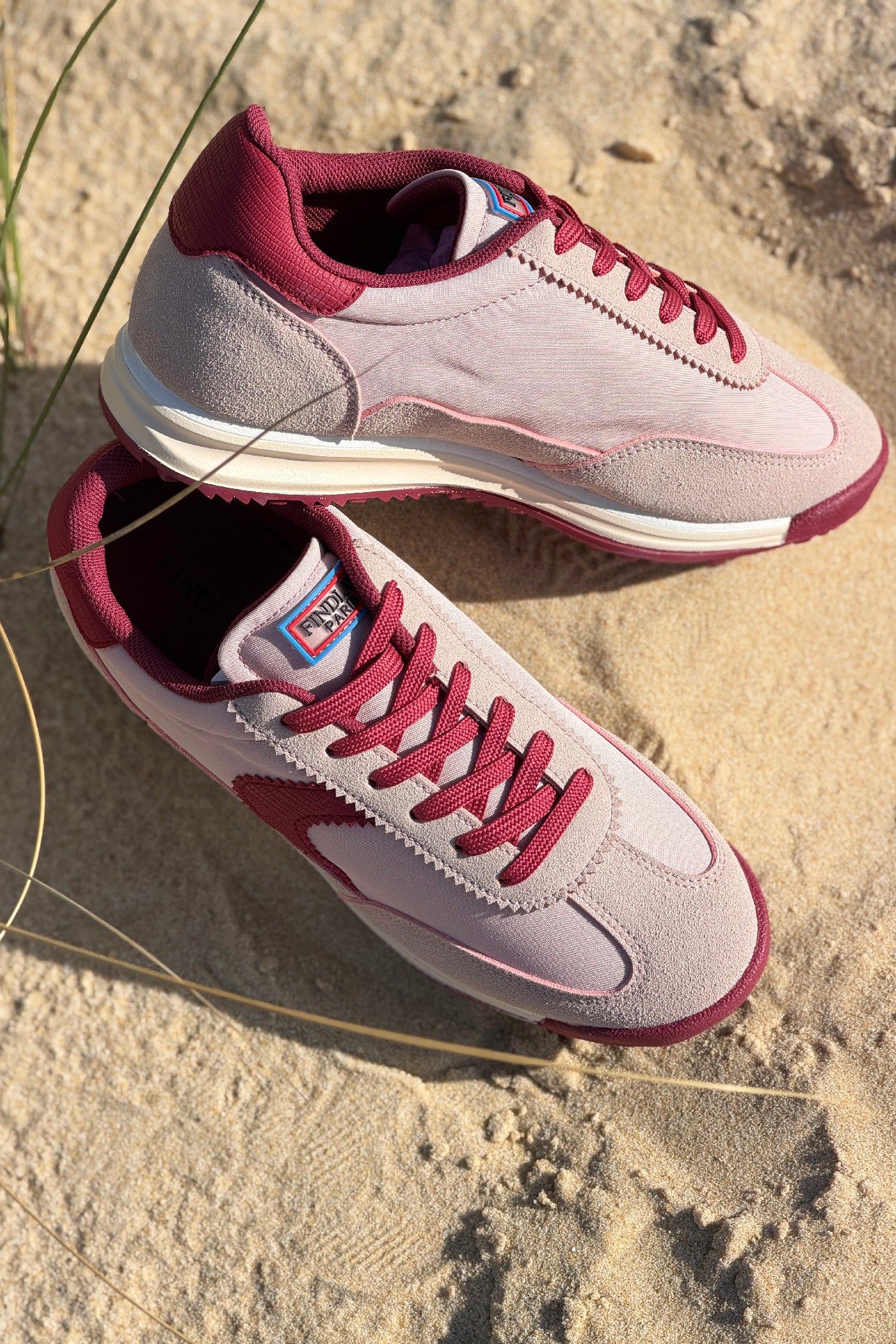 Baskets style running rose poudré avec rayure, talon et semelle bordeaux