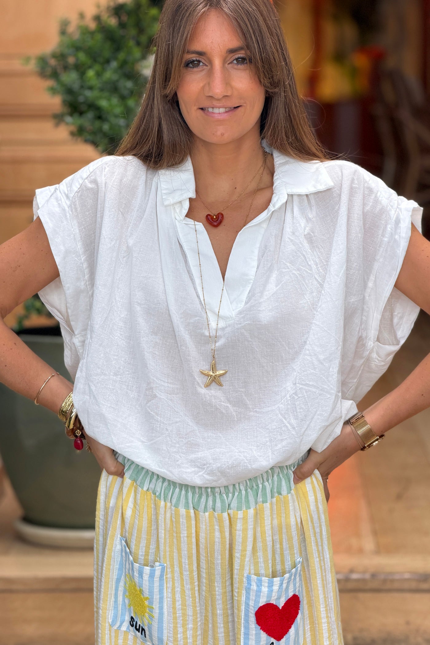 Blouse blanche en voile de coton large col chemise en v manches courtes