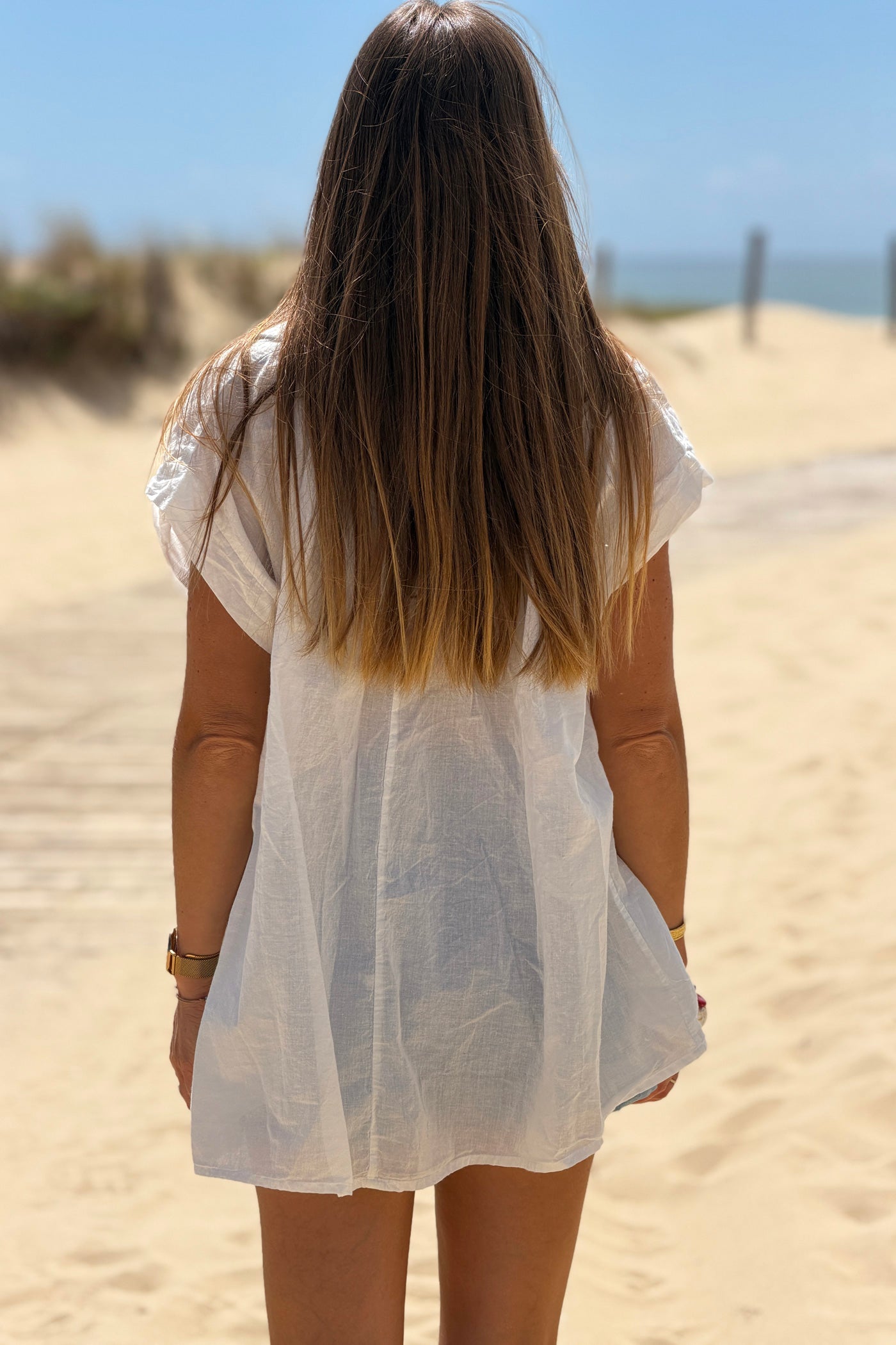 Blouse blanche en voile de coton large col chemise en v manches courtes