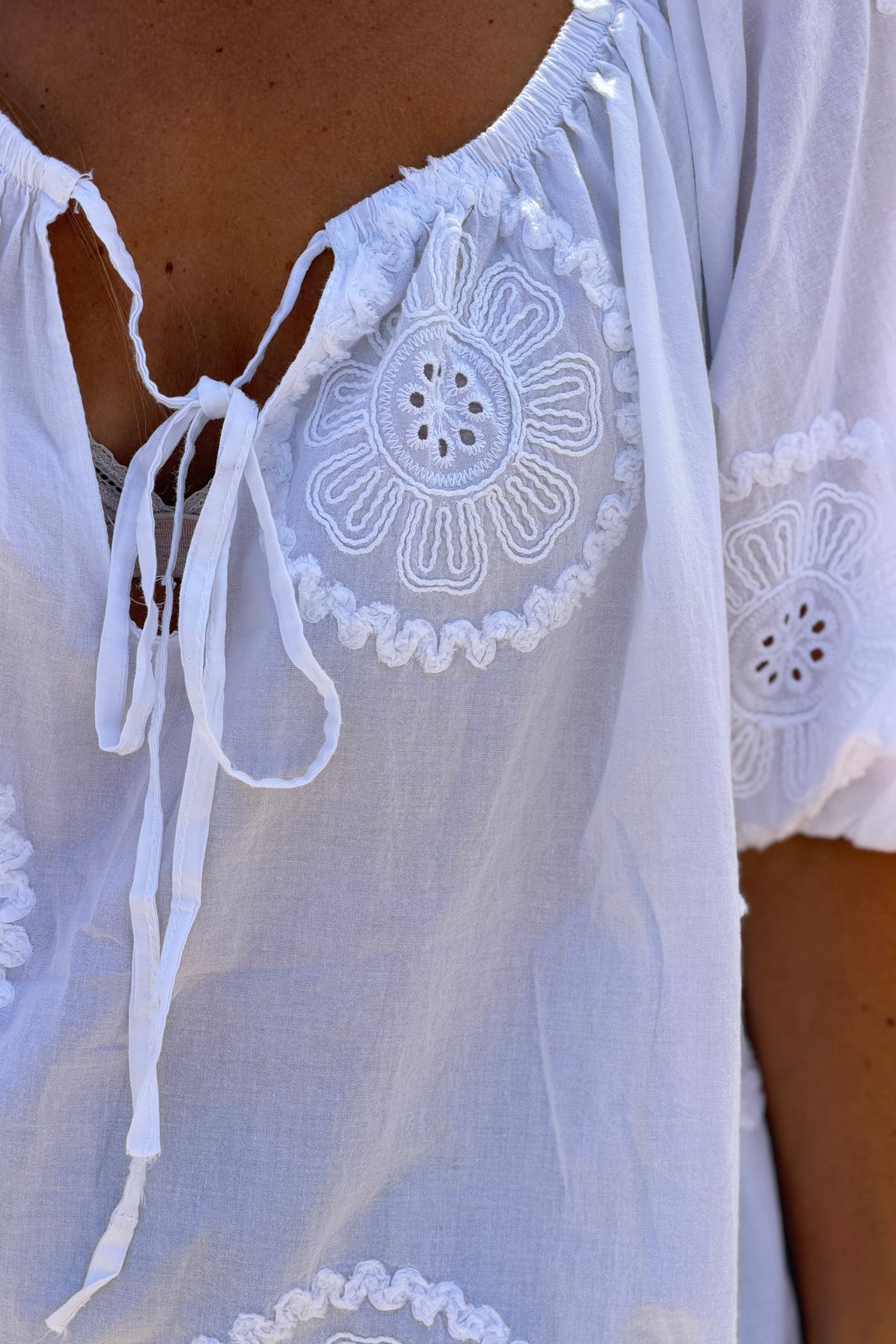 Blouse blanche manches courtes bouffantes broderie anglaise rosace col élastique