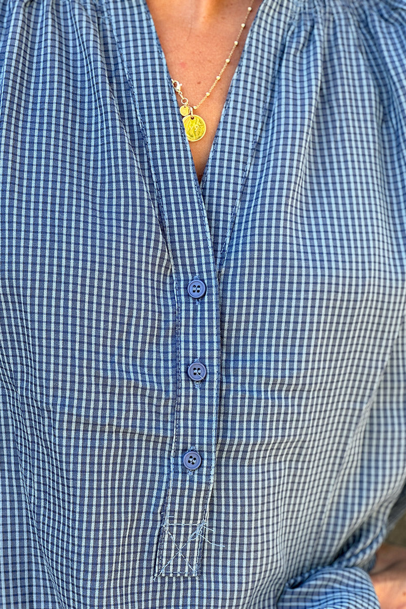 Blouse bleu petits carreaux vichy col mao et boutons