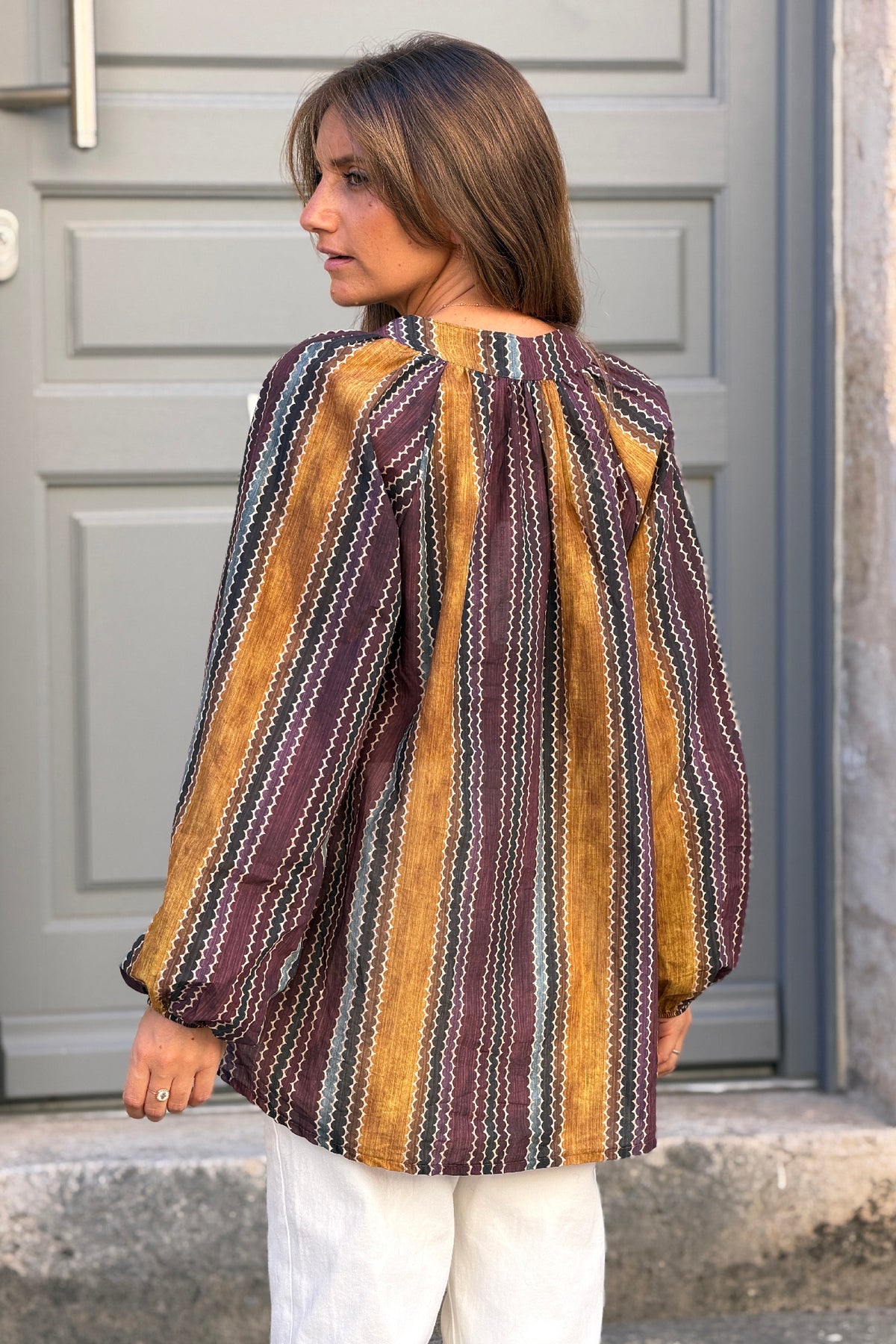Blouse en coton à boutons imprimé rayures vagues aubergine et camel