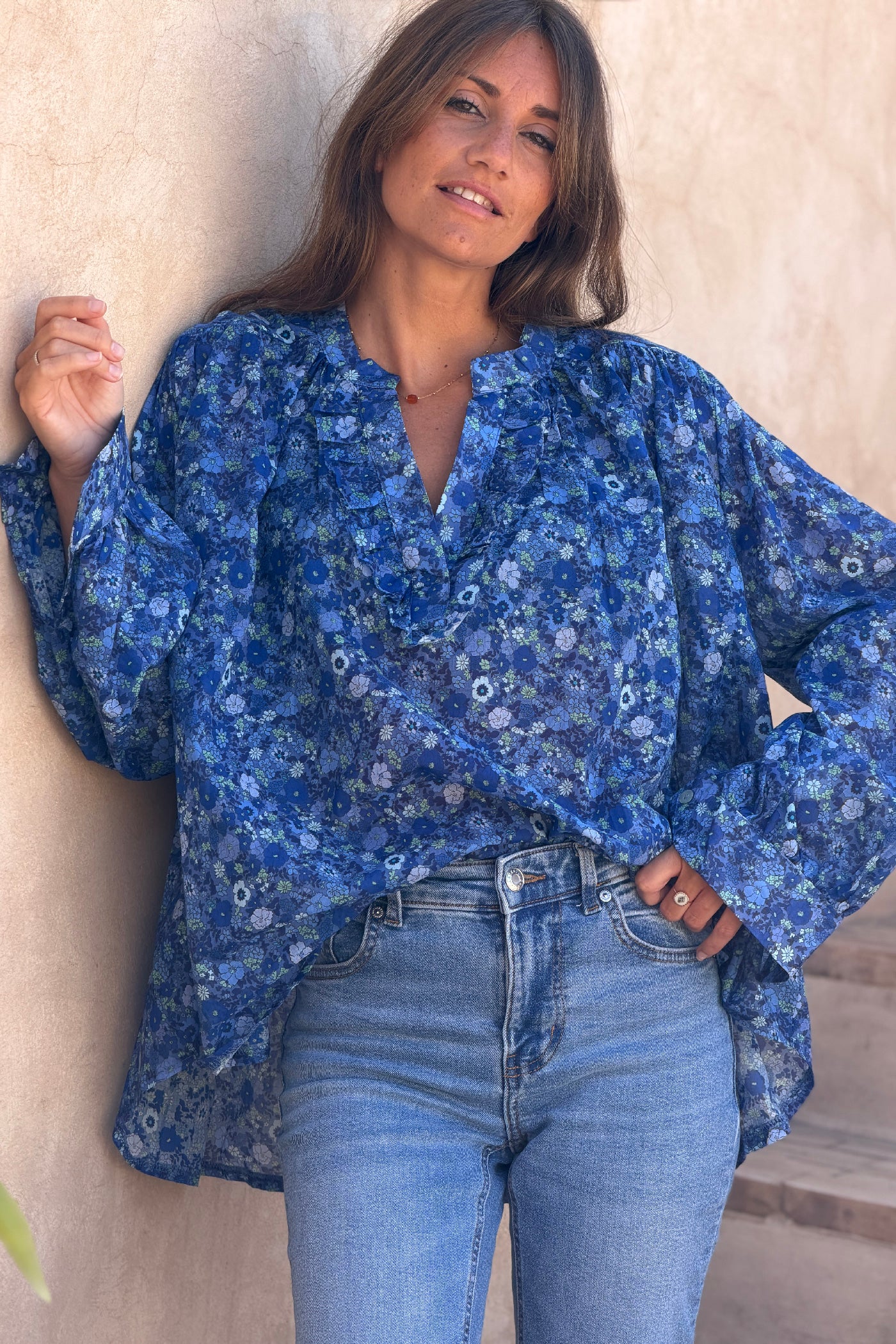 Blouse en coton bleu imprimé fleurs col v petits volants