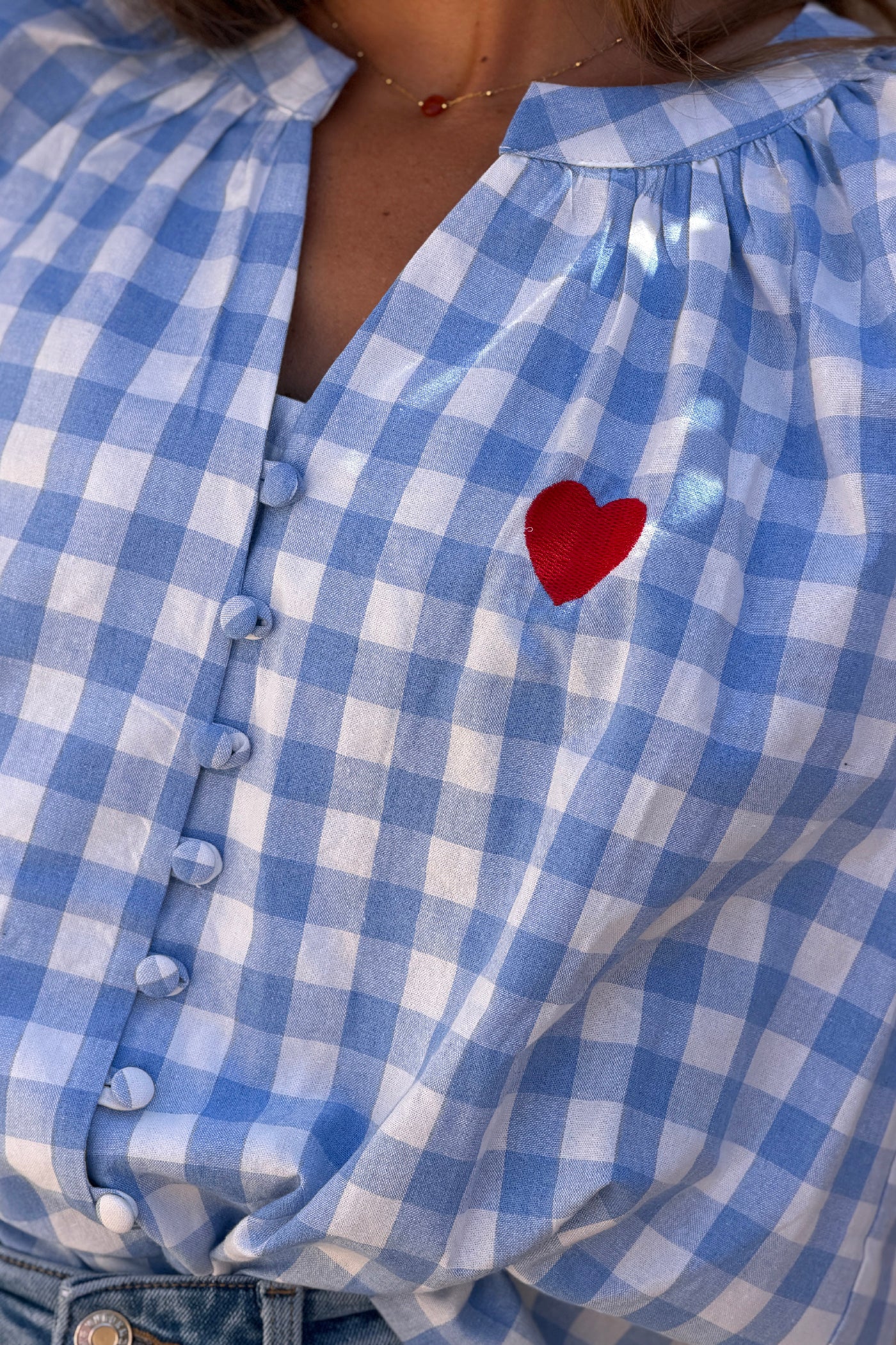 Blouse en coton carreaux vichy bleus broderie coeur détail boutons à brides