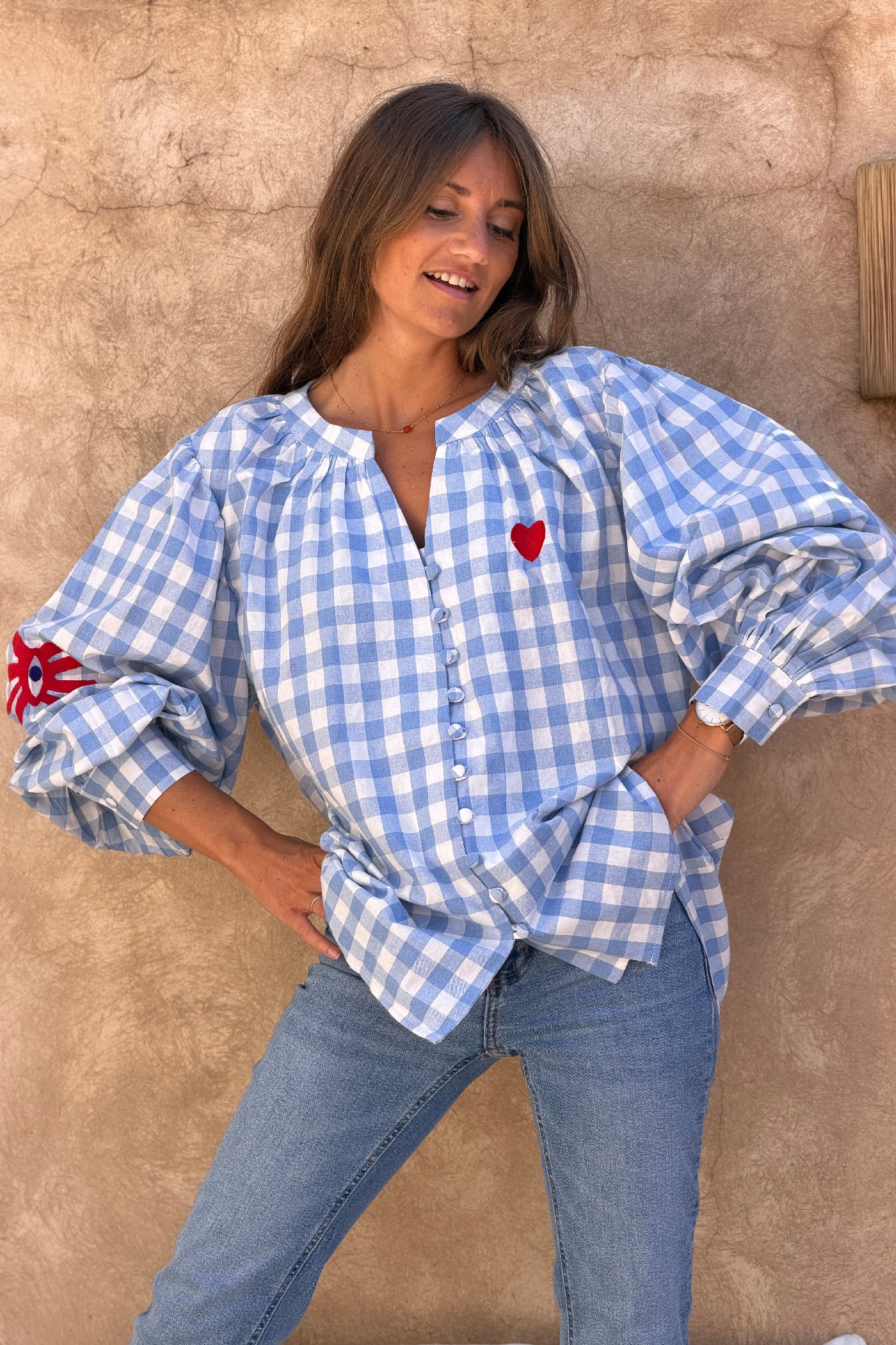 Blouse en coton carreaux vichy bleus broderie coeur détail boutons à brides
