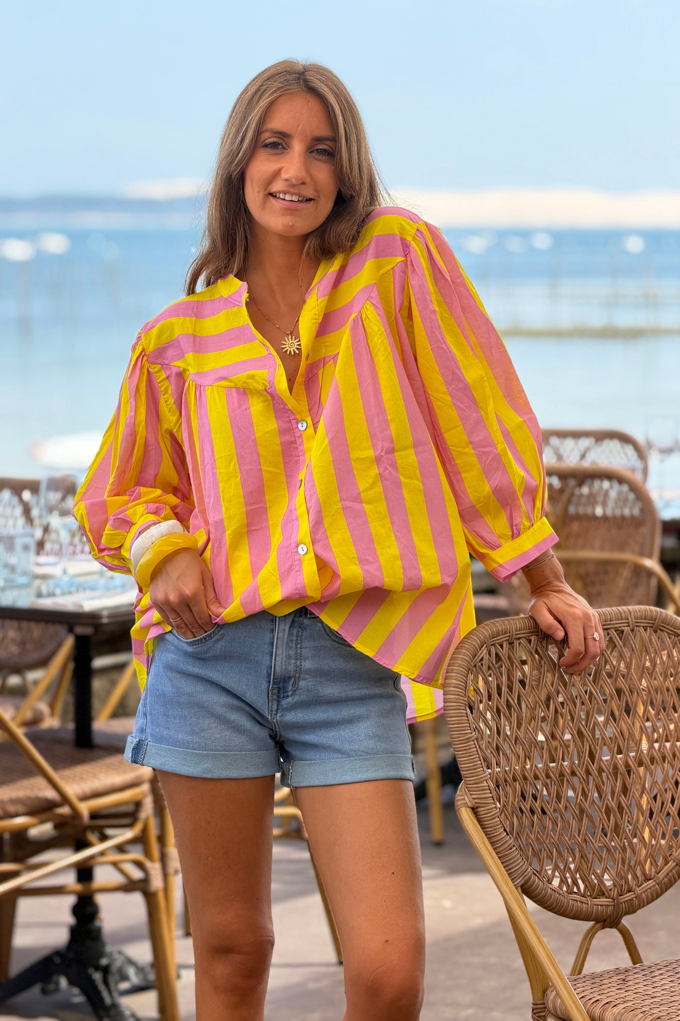 Blouse en coton imprimé à rayures jaunes et roses avec boutons