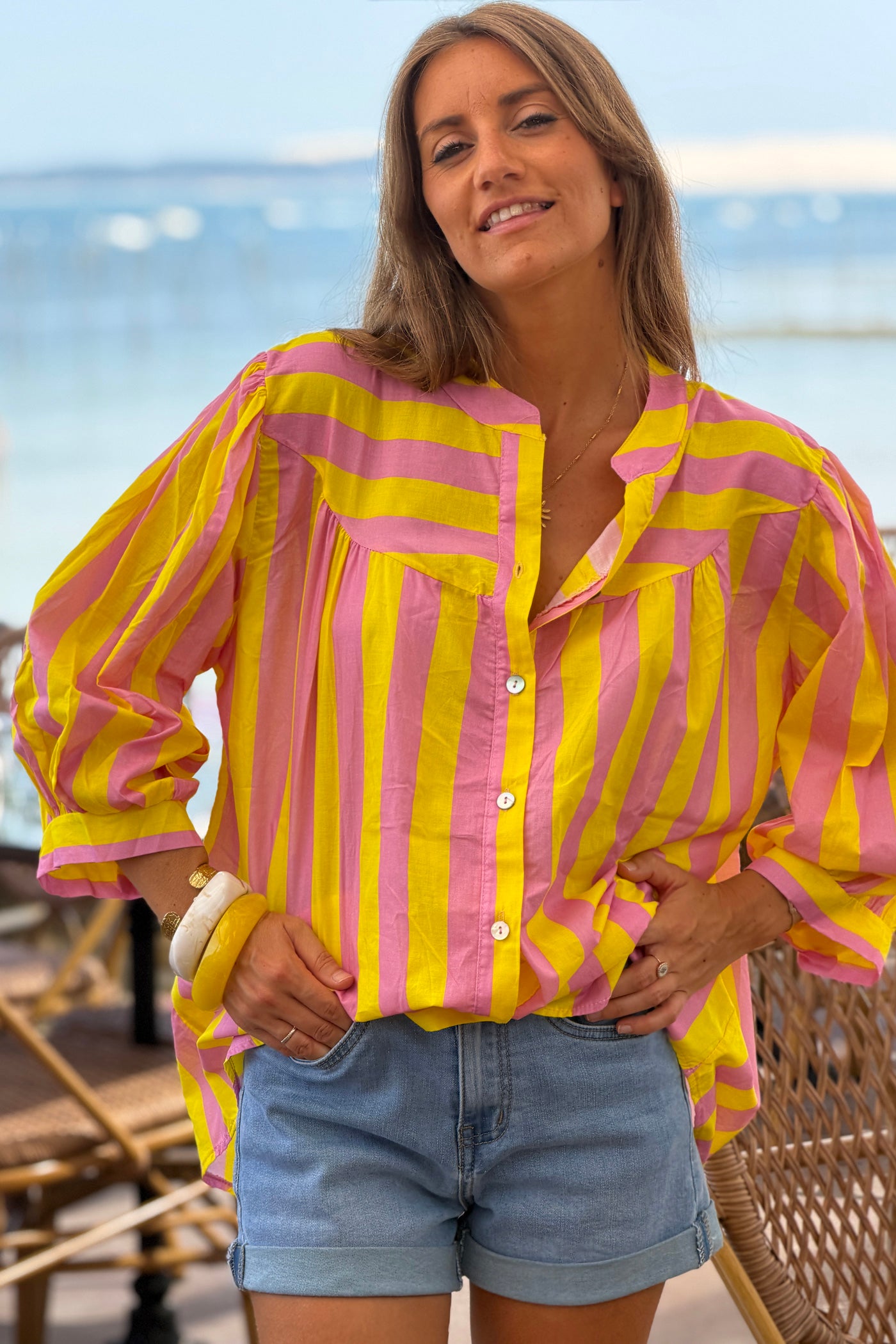 Blouse en coton imprimé à rayures jaunes et roses avec boutons