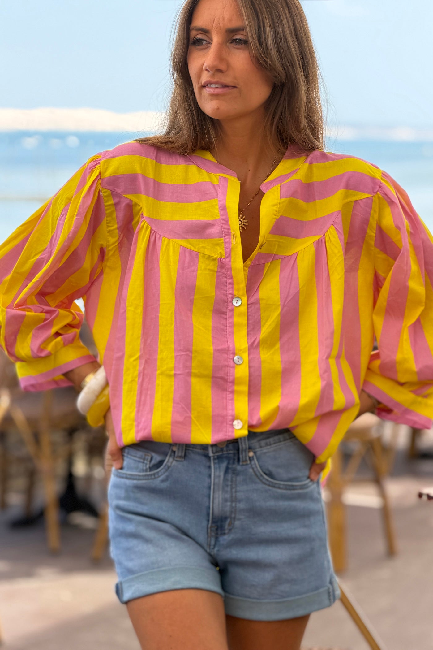 Blouse en coton imprimé à rayures jaunes et roses avec boutons