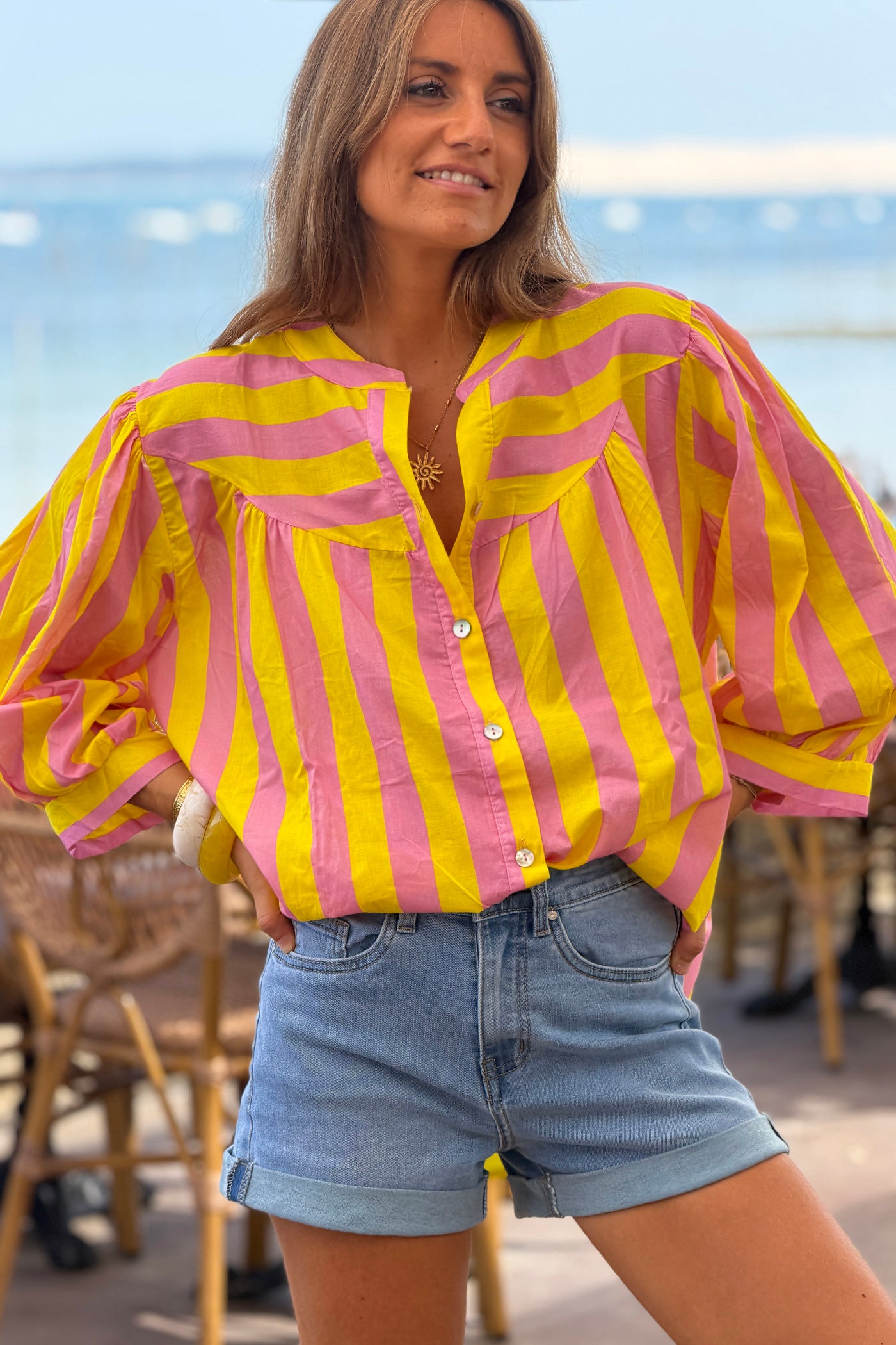 Blouse en coton imprimé à rayures jaunes et roses avec boutons