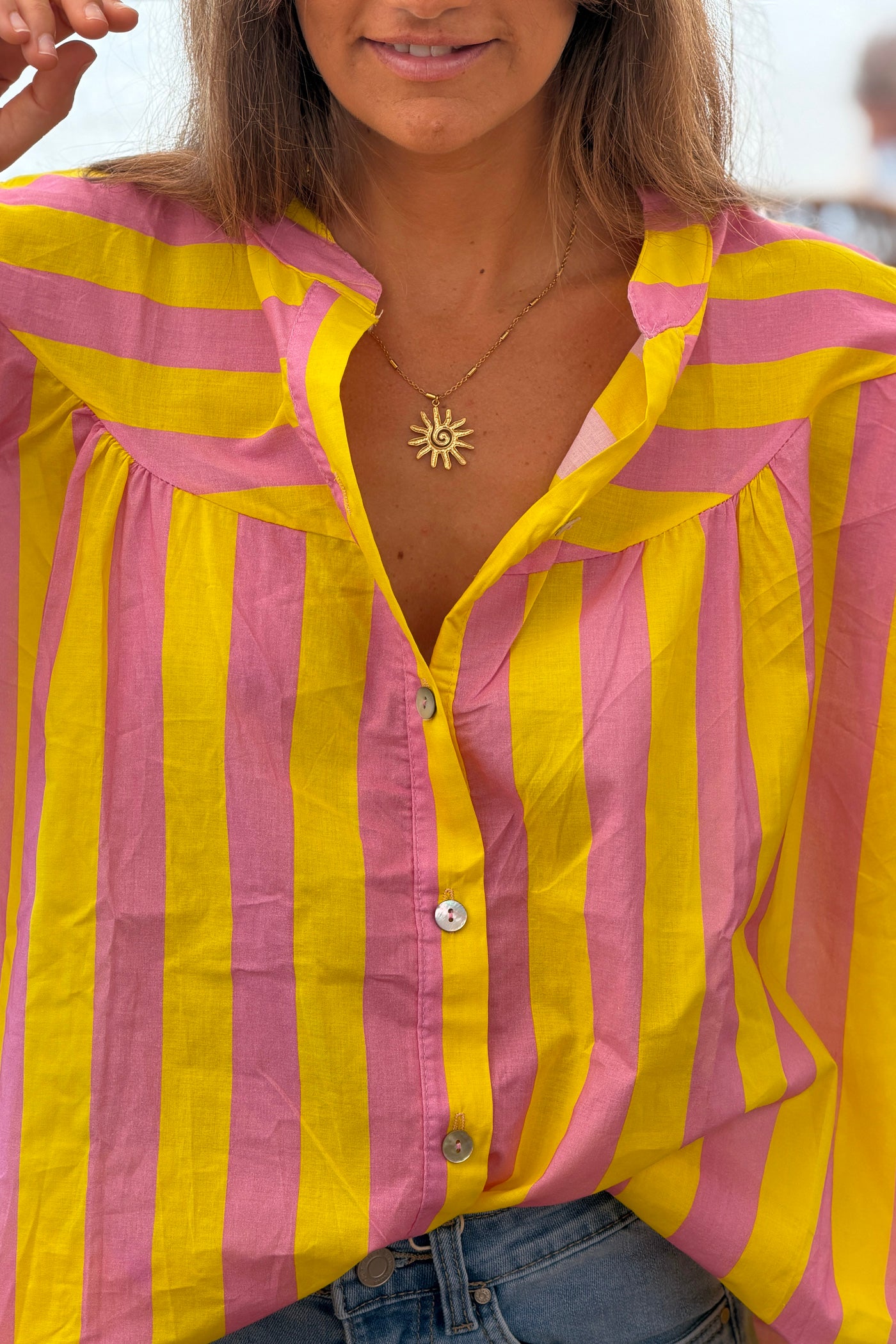 Blouse en coton imprimé à rayures jaunes et roses avec boutons