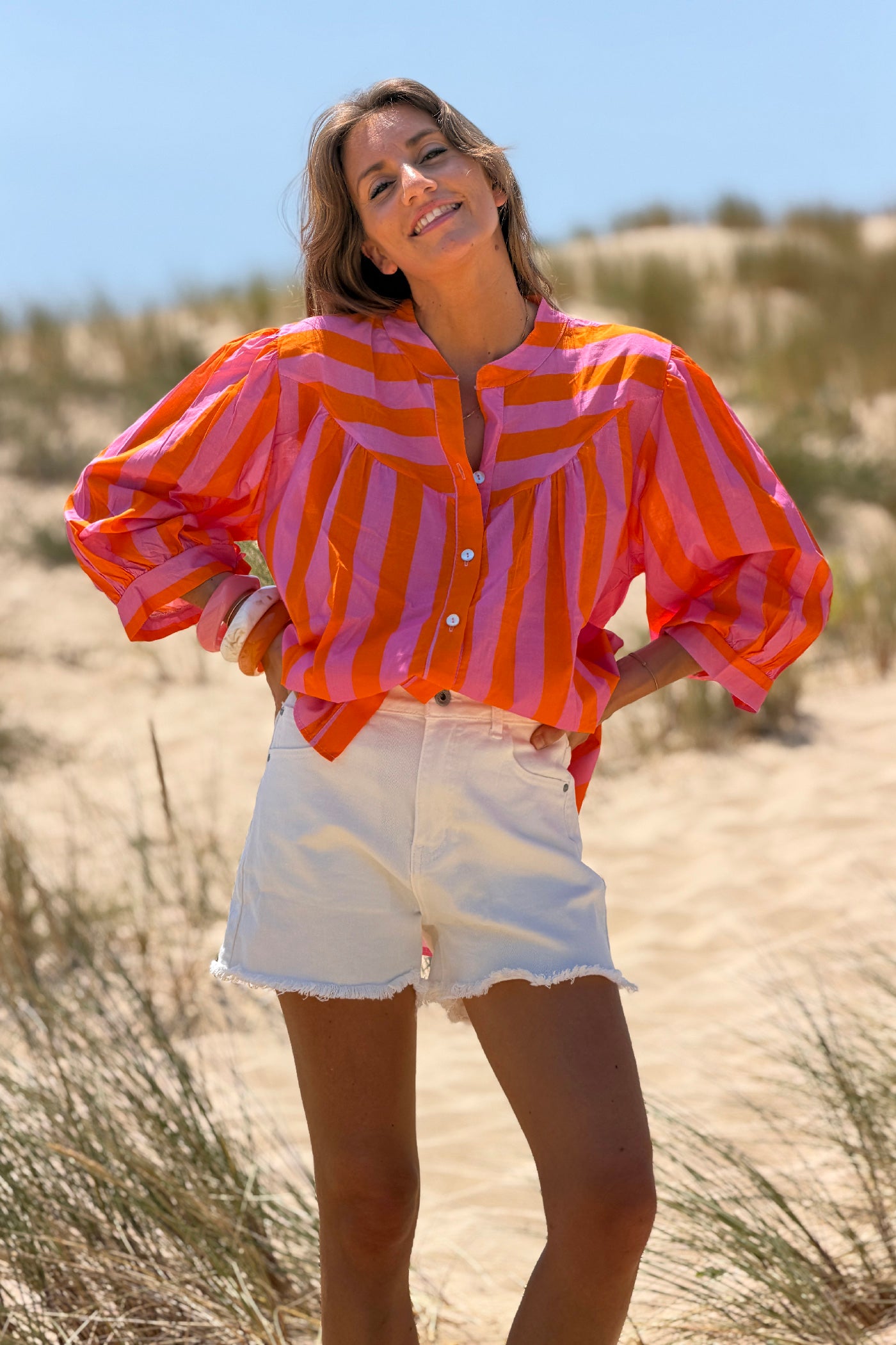 Blouse en coton imprimé à rayures roses et oranges avec boutons