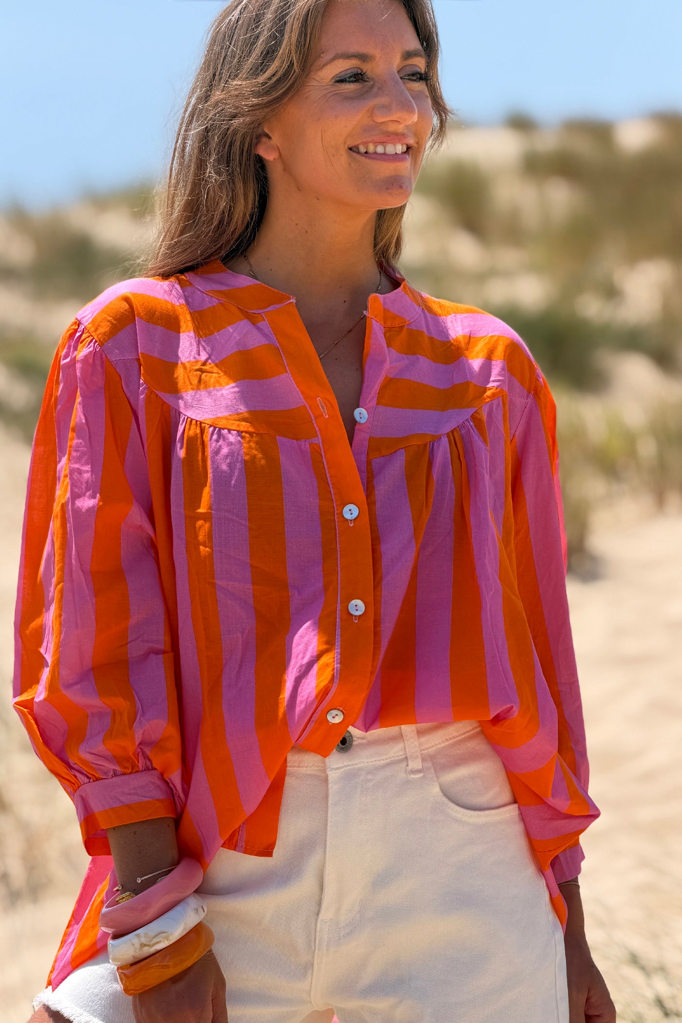 Blouse en coton imprimé à rayures roses et oranges avec boutons