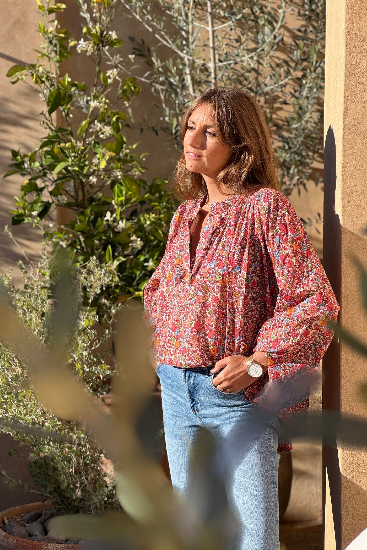 Blouse en coton imprimé fleurs tons oranges col v petits volants