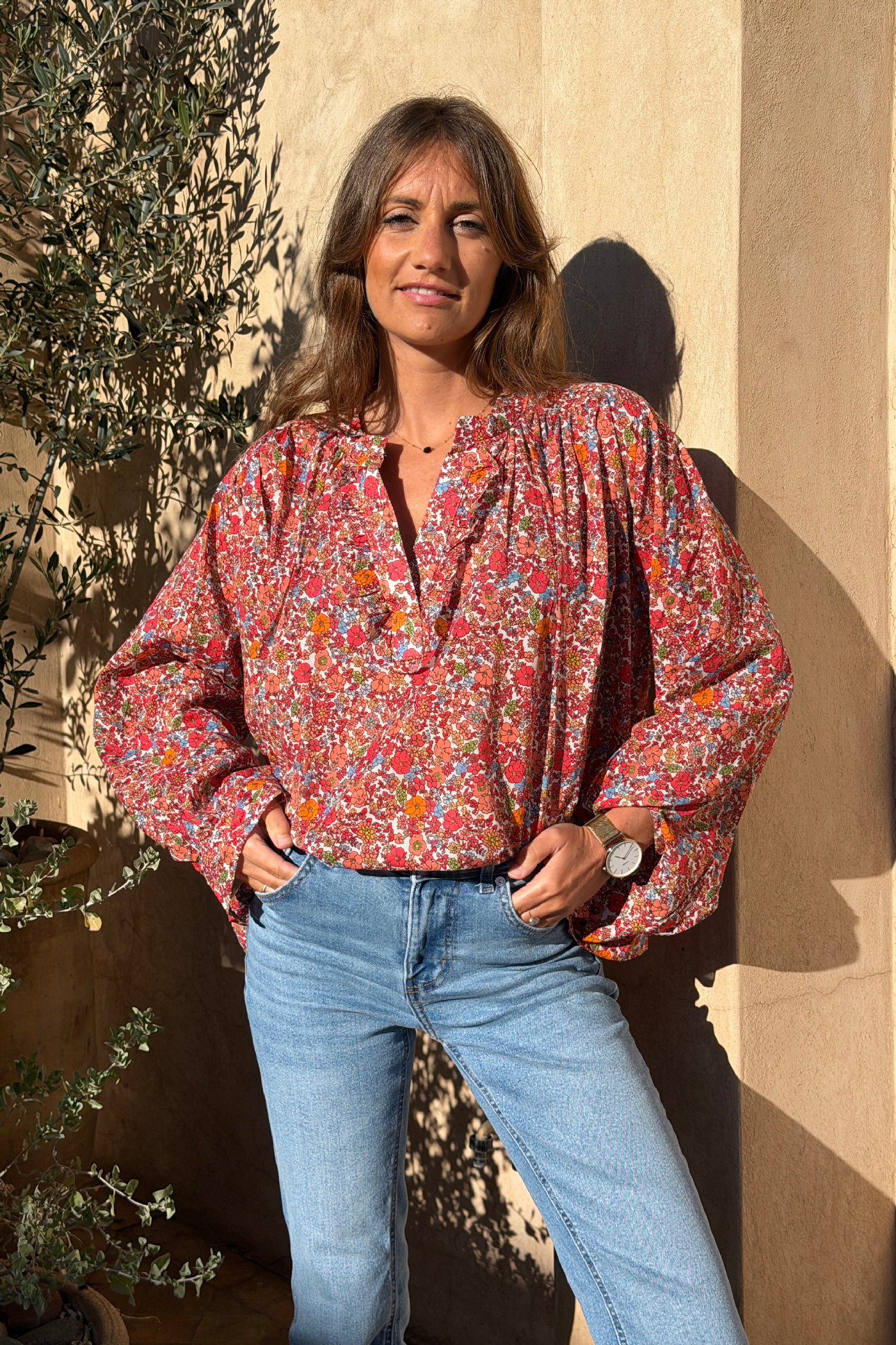 Blouse en coton imprimé fleurs tons oranges col v petits volants