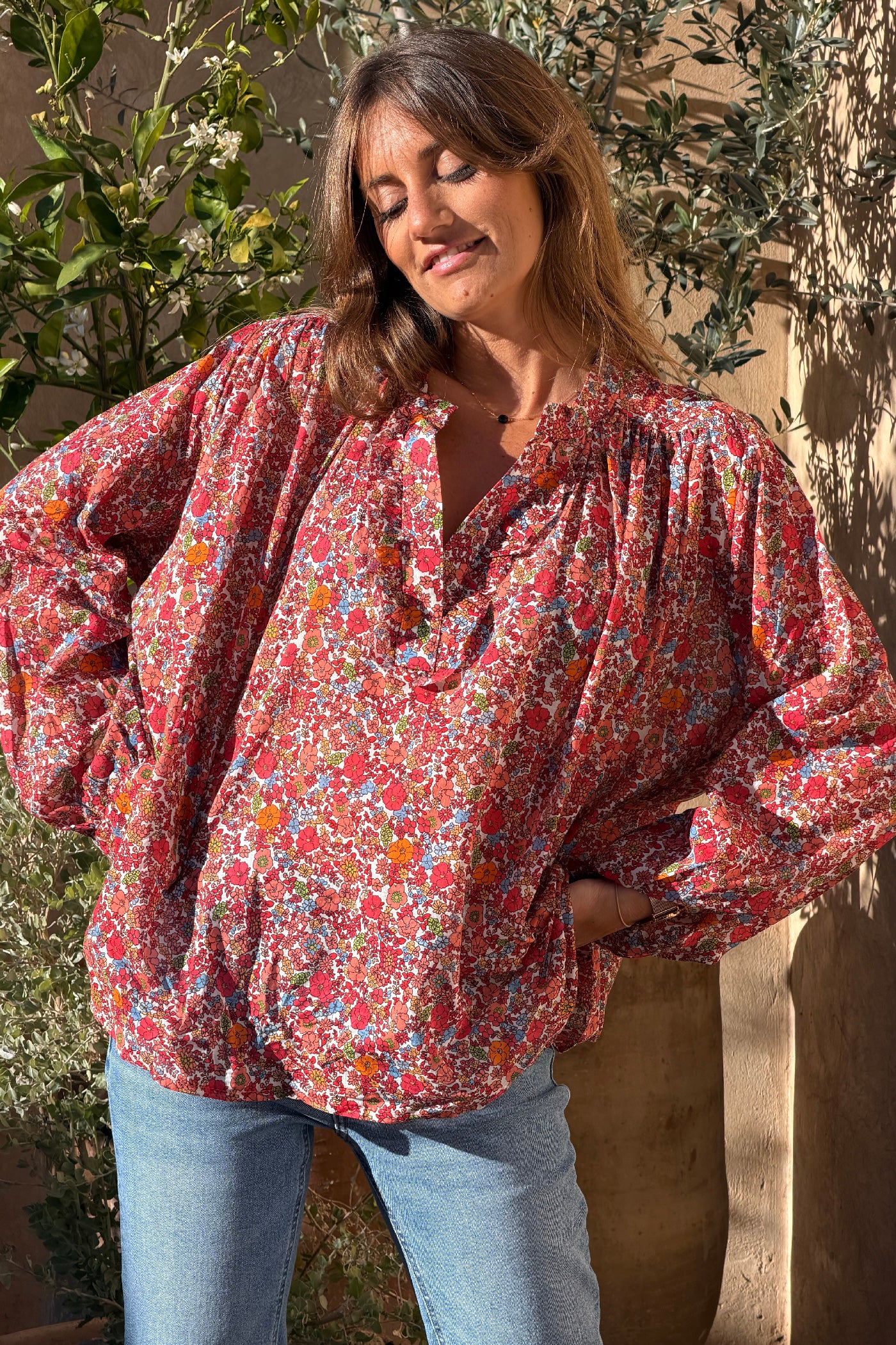 Blouse en coton imprimé fleurs tons oranges col v petits volants