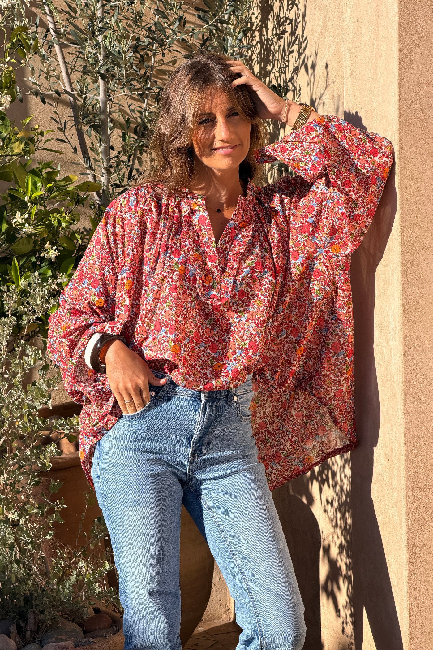 Blouse en coton imprimé fleurs tons oranges col v petits volants