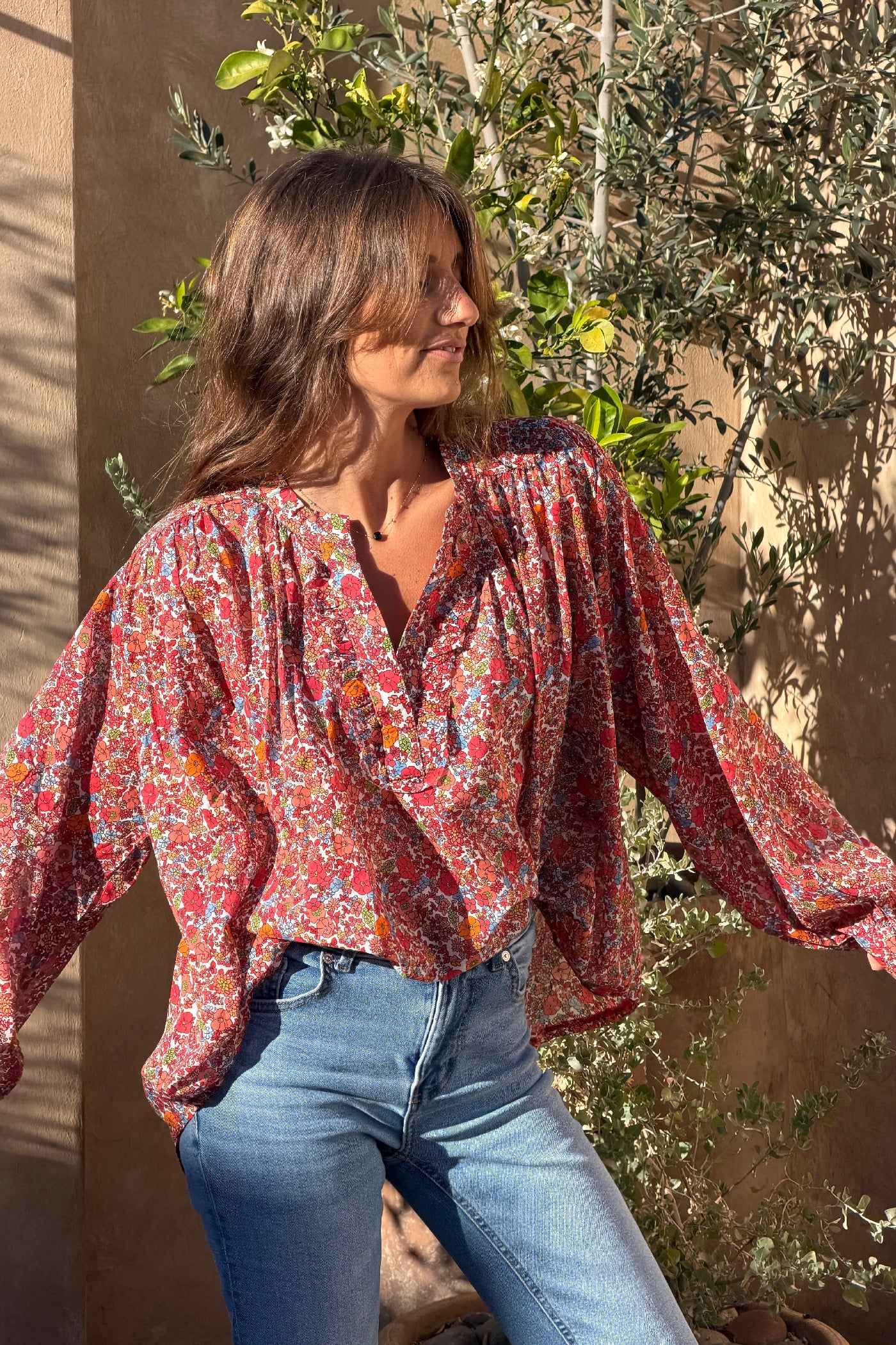 Blouse en coton imprimé fleurs tons oranges col v petits volants