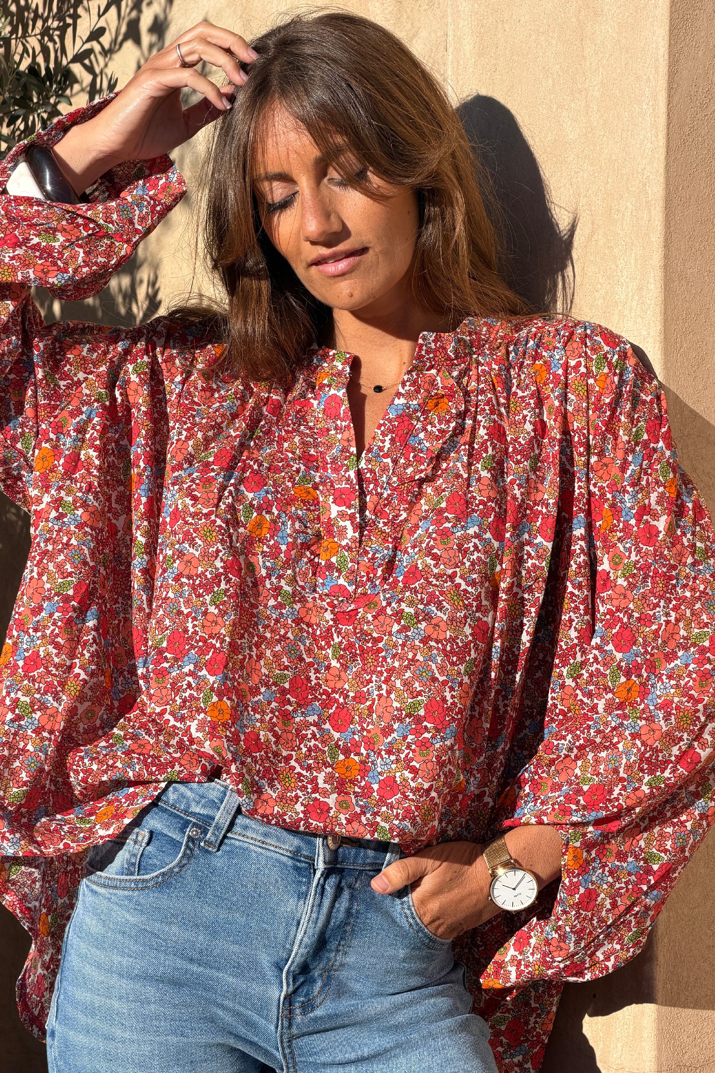Blouse en coton imprimé fleurs tons oranges col v petits volants