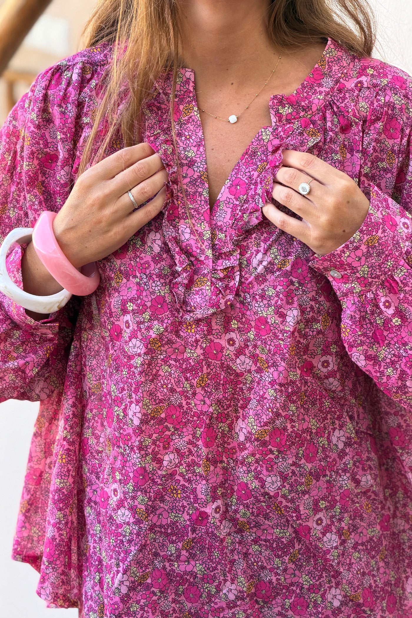 Blouse en coton rose fuchsia imprimé fleurs col v petits volants