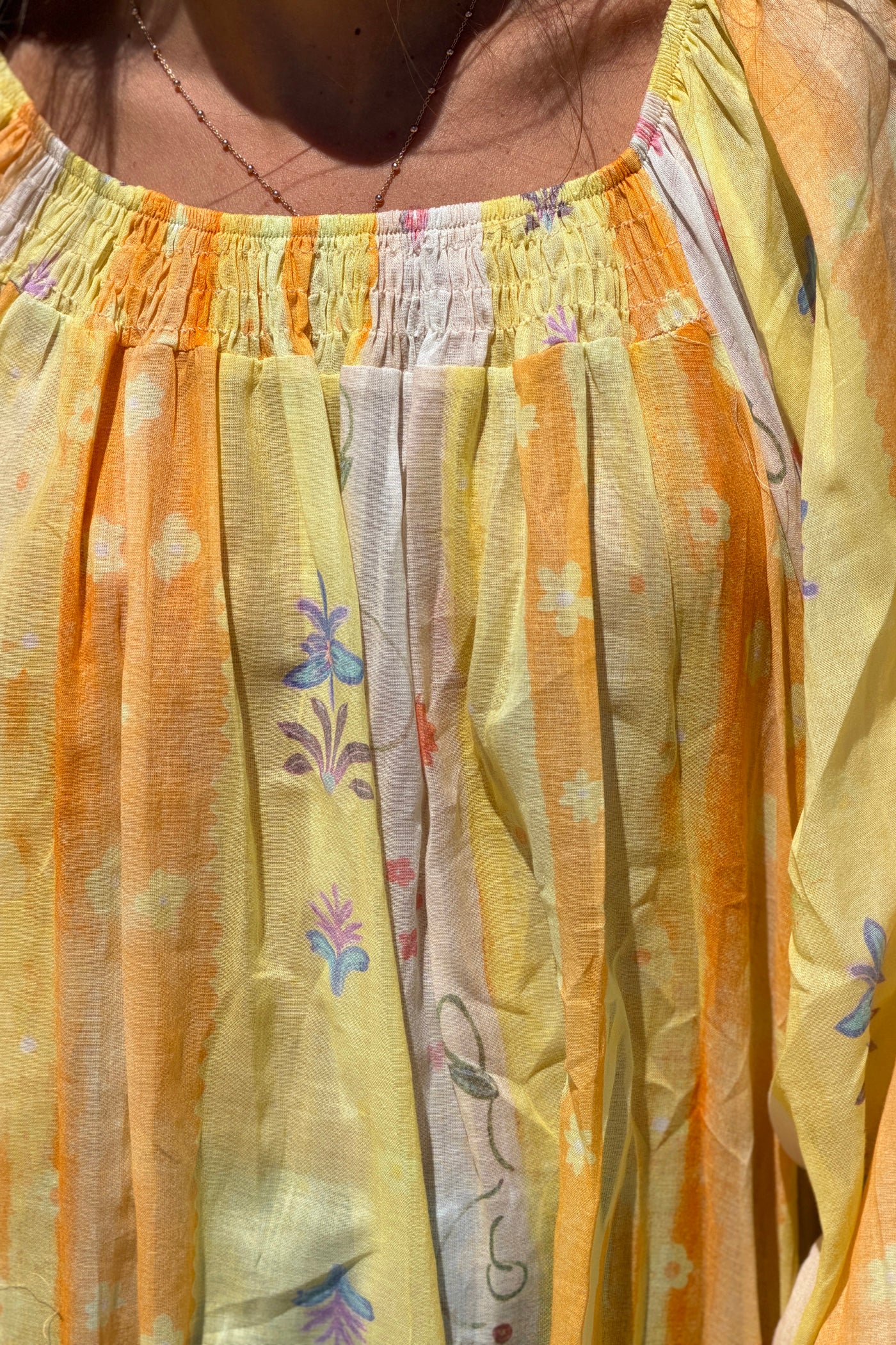 Blouse en voile de coton jaune col élastique motifs printemps fleurs