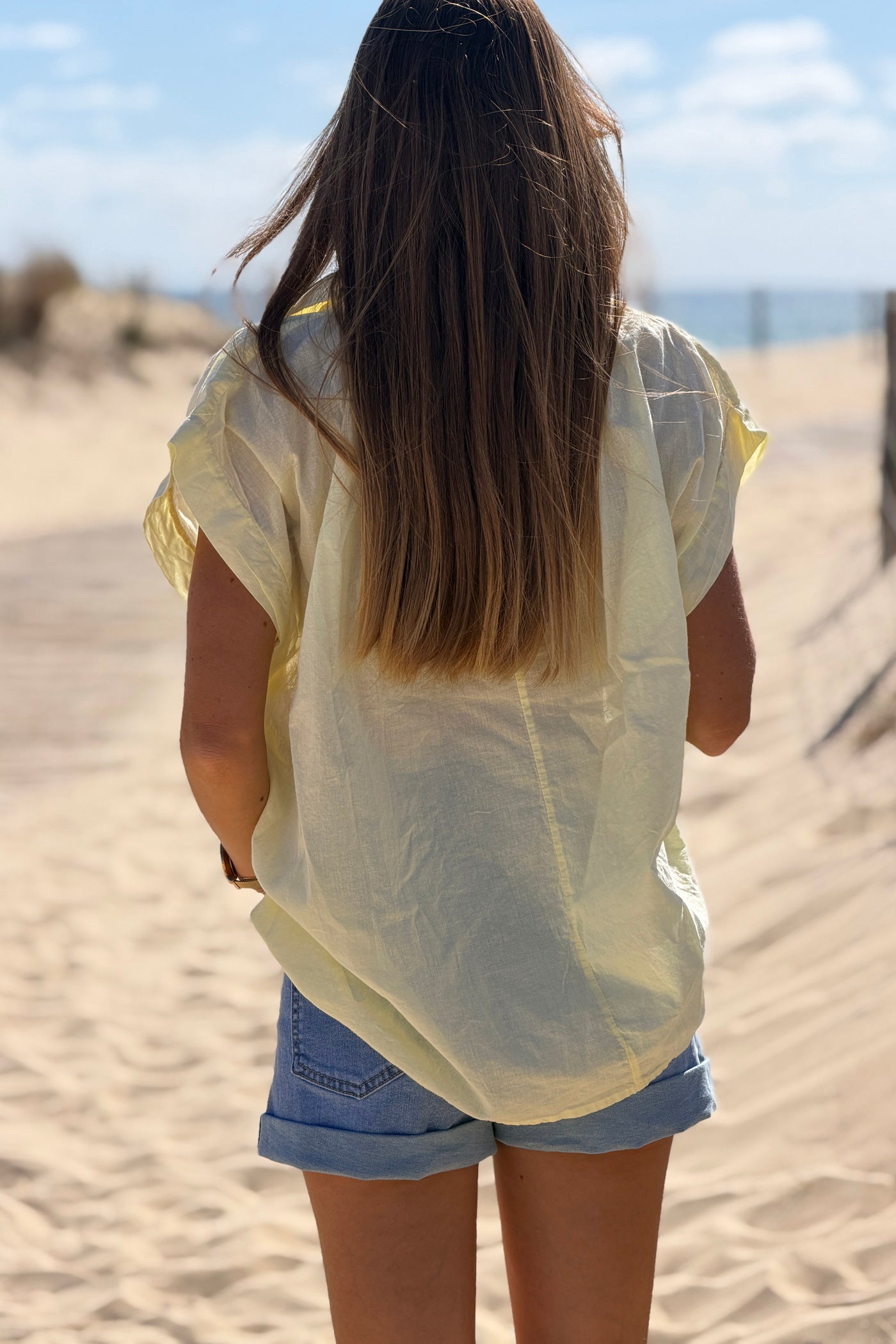 Blouse jaune pale en voile de coton large col chemise en v manches courtes