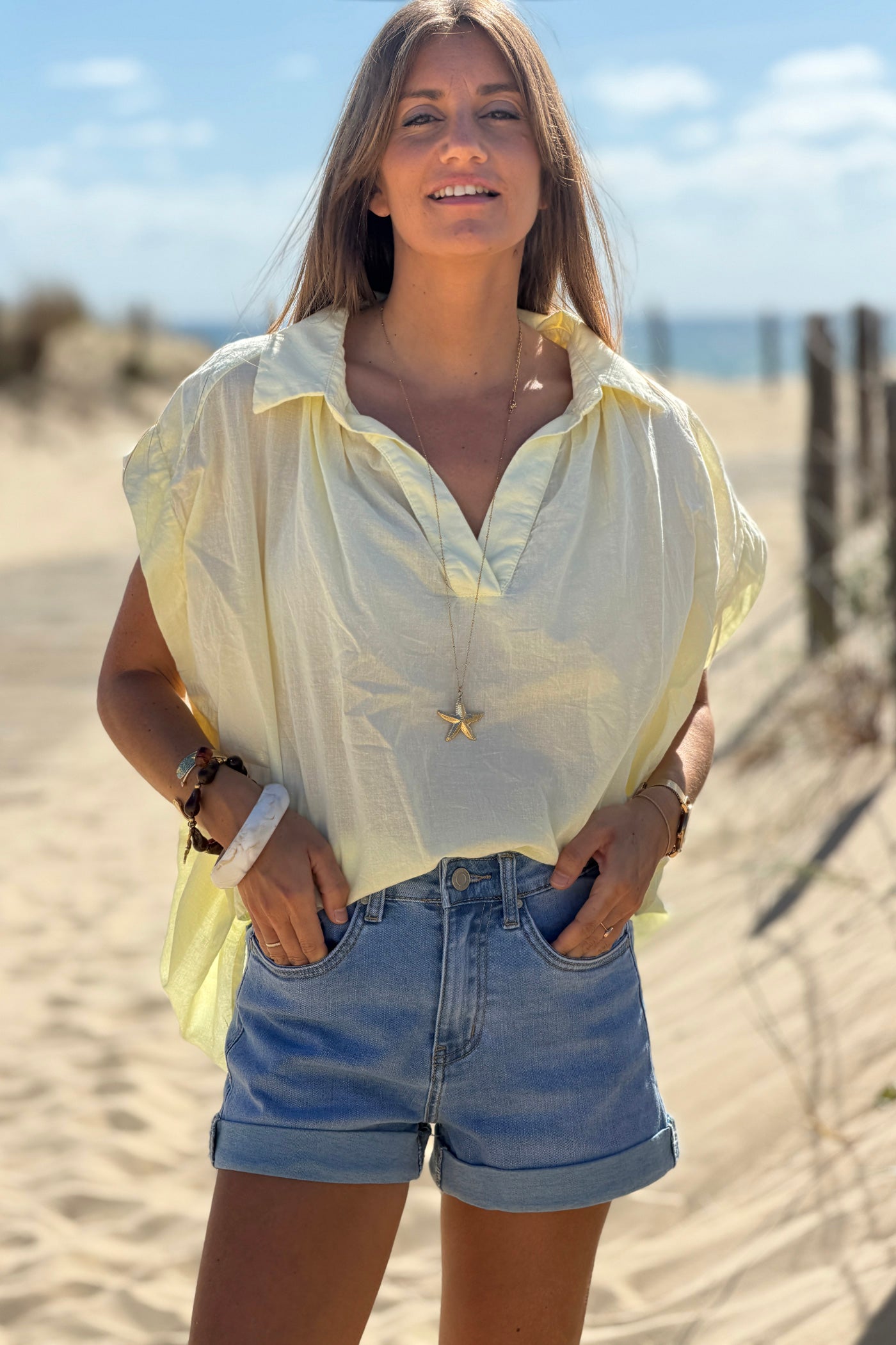 Blouse jaune pale en voile de coton large col chemise en v manches courtes