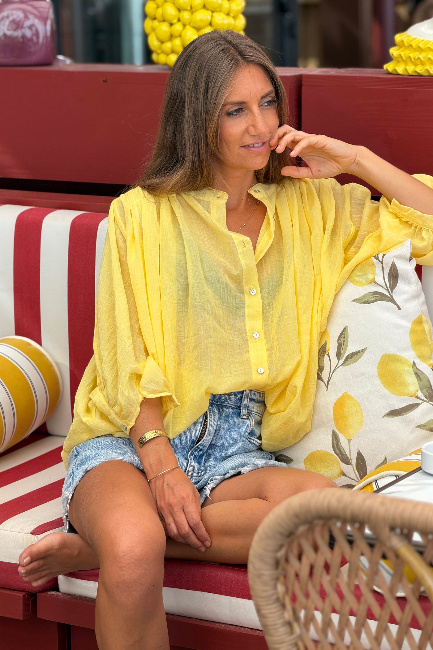 Blouse large boutonnée en voile de coton jaune manches trois-quart