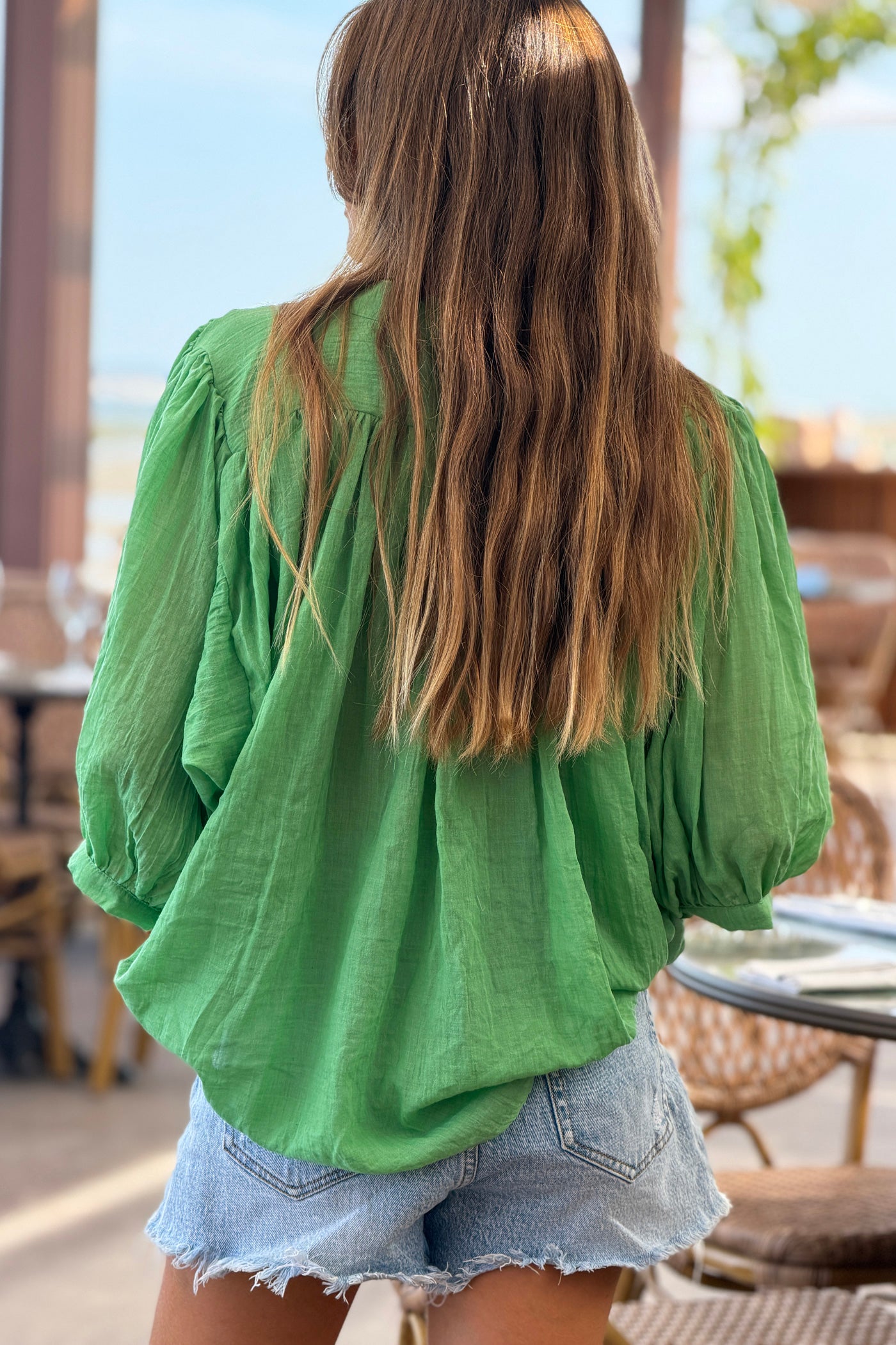 Blouse large boutonnée en voile de coton vert manches trois-quart
