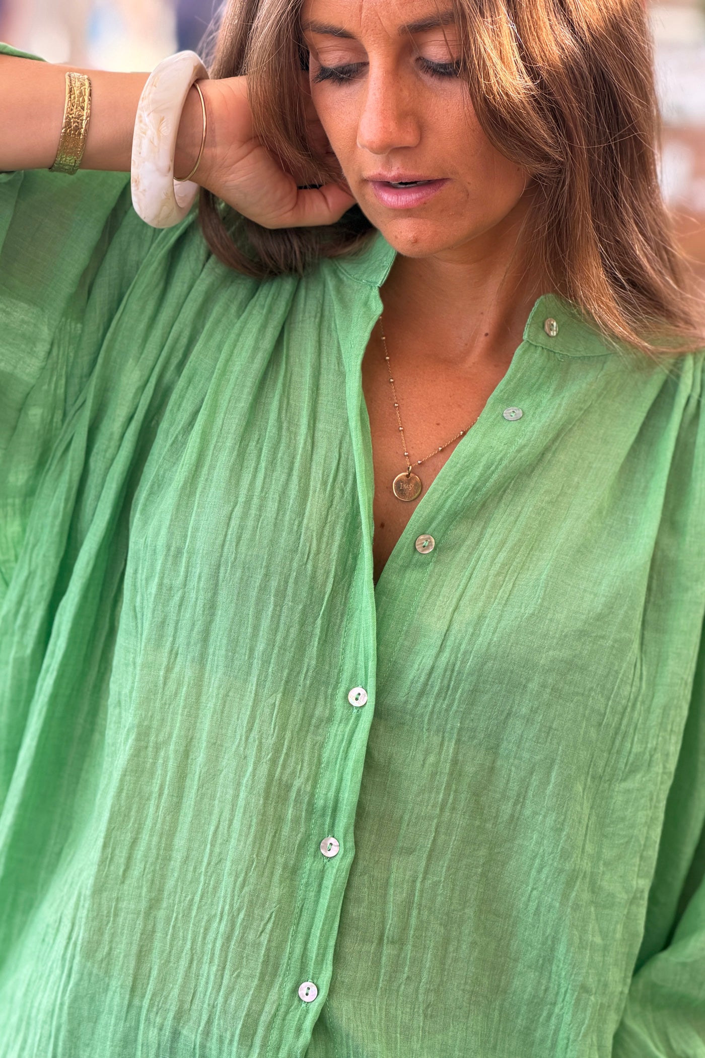 Blouse large boutonnée en voile de coton vert manches trois-quart