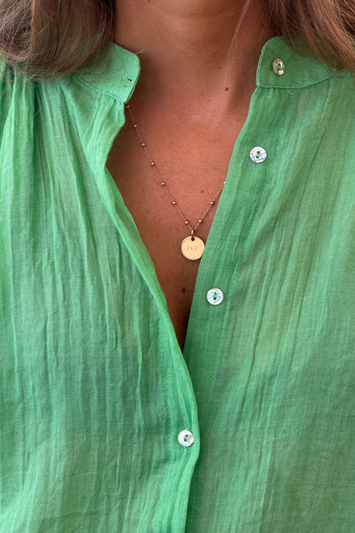 Blouse large boutonnée en voile de coton vert manches trois-quart