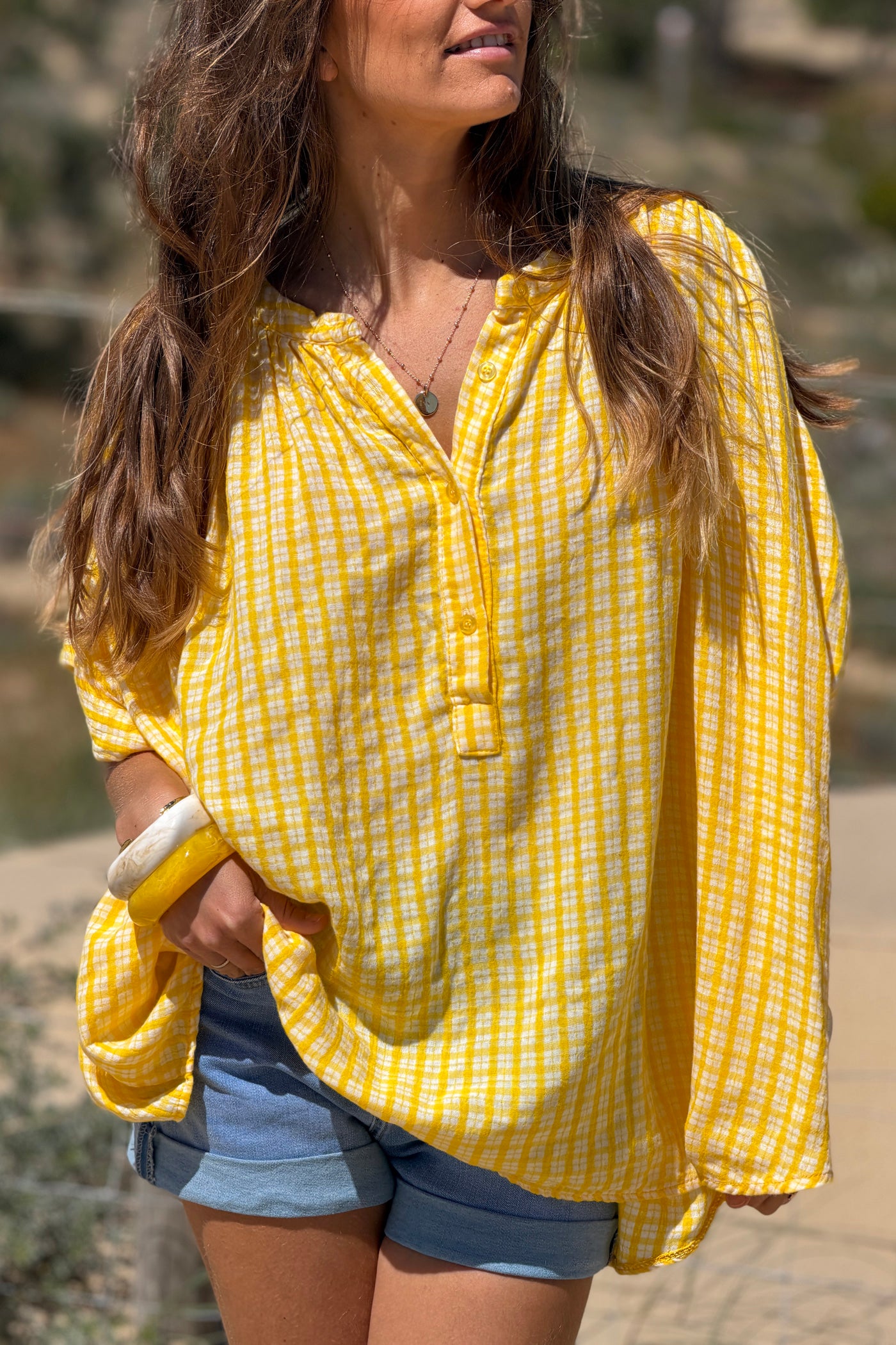Blouse large en gaze de coton imprimé carreaux vichy jaunes col boutons