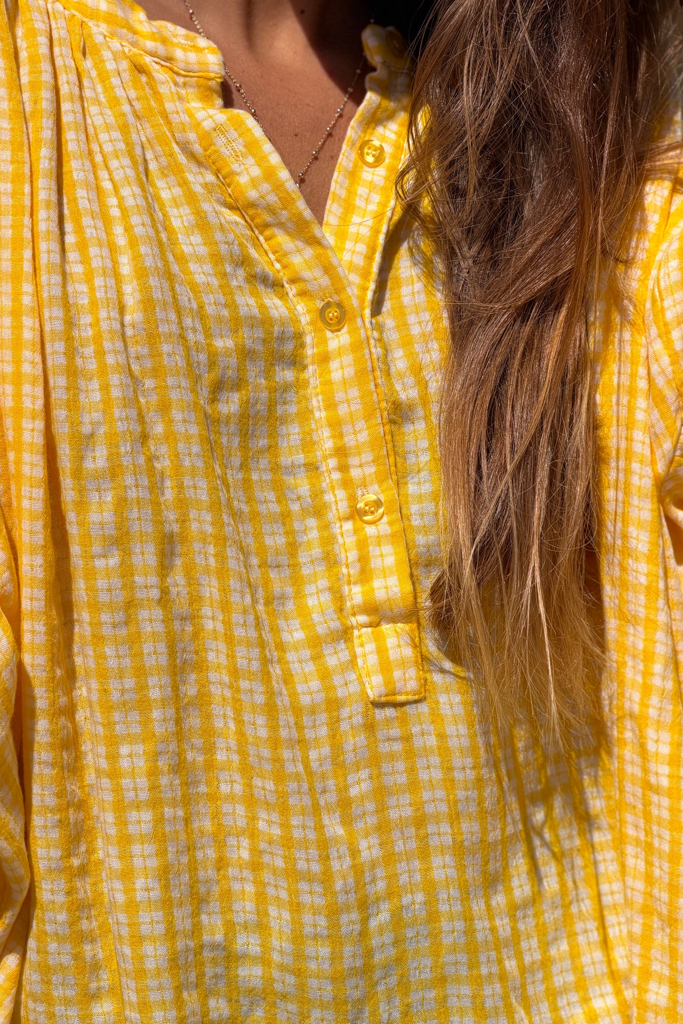 Blouse large en gaze de coton imprimé carreaux vichy jaunes col boutons