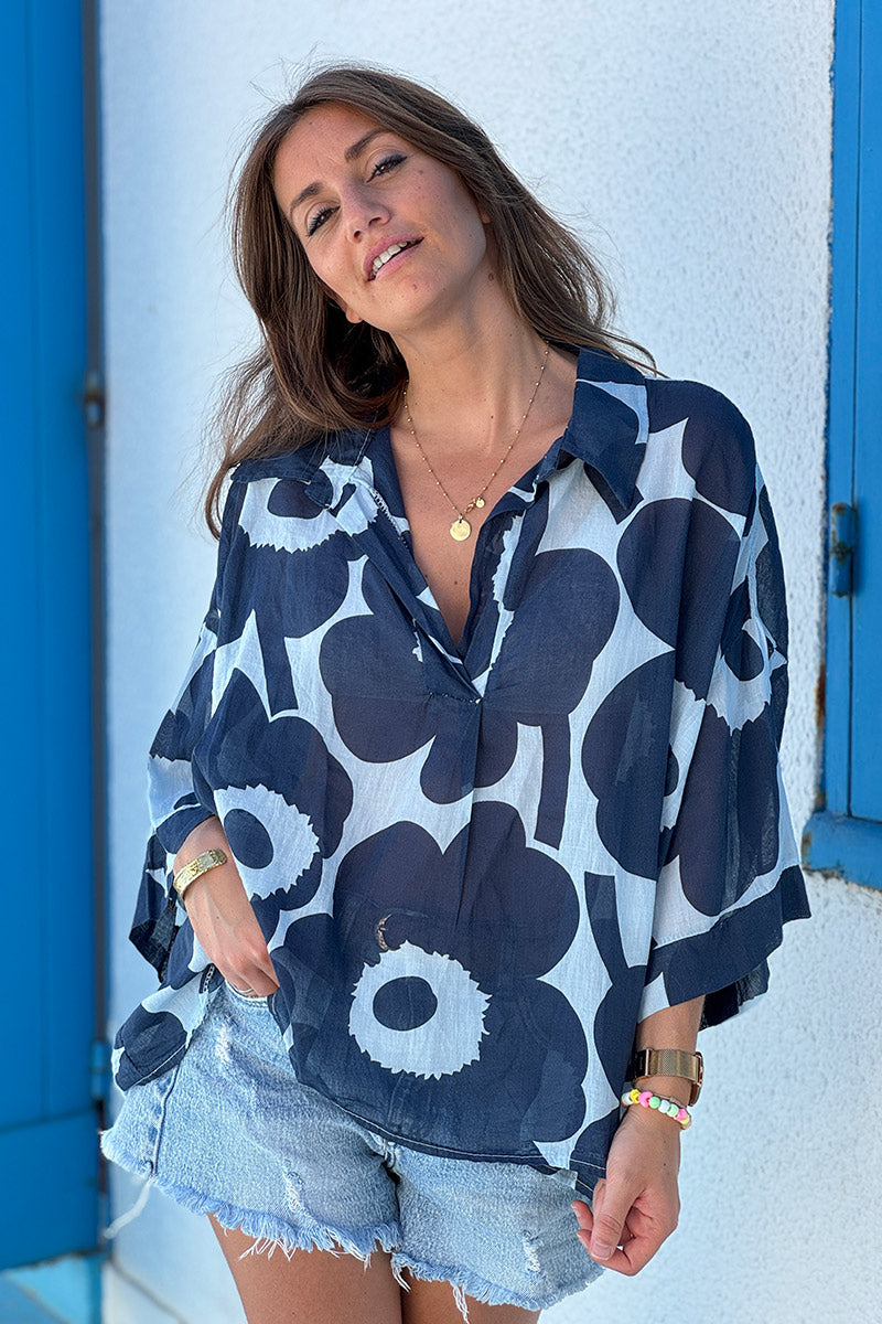 Blouse légère en voile de coton motifs grandes fleurs bleu marine col chemise v