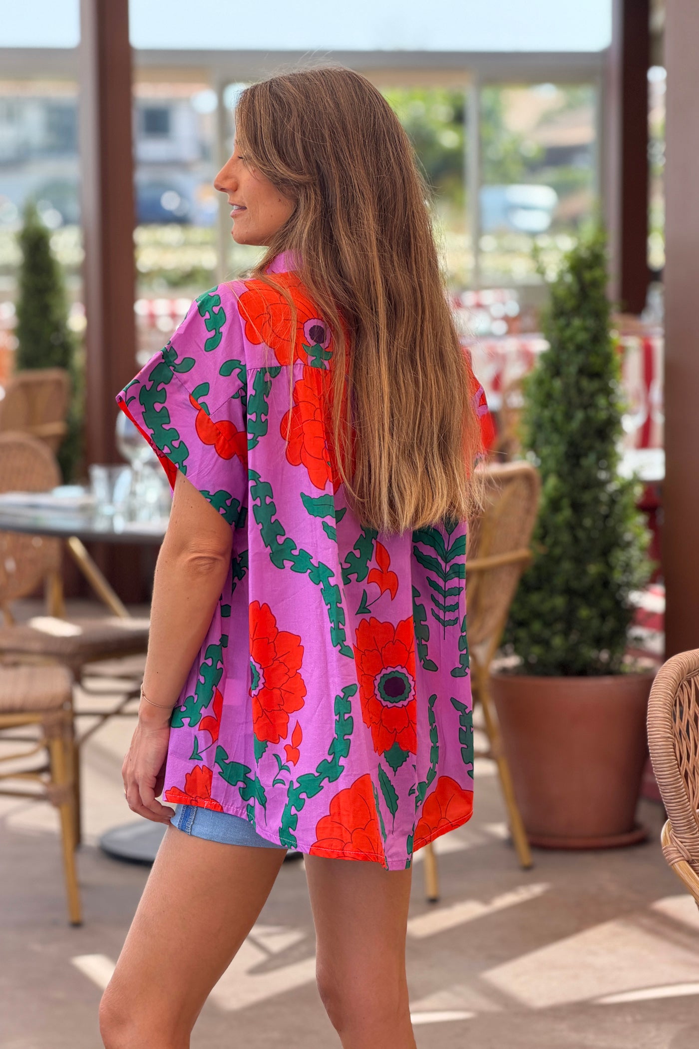 Blouse lilas grosses fleurs corail col v