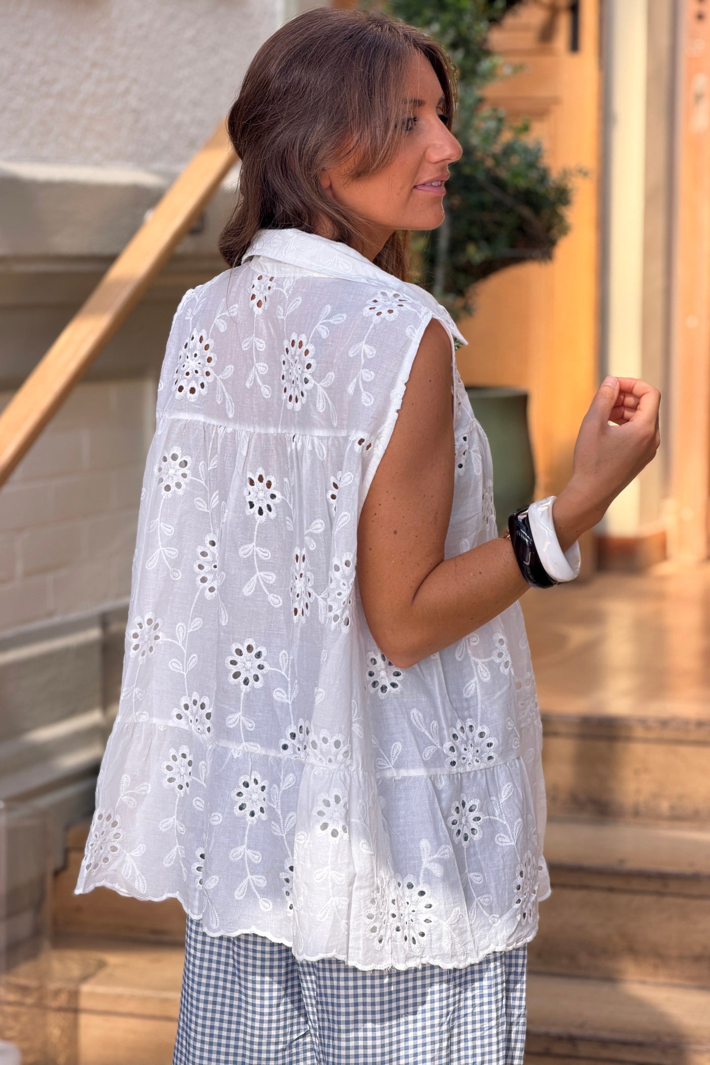 Blouse sans manches blanche à boutons fleurs en broderie anglaise