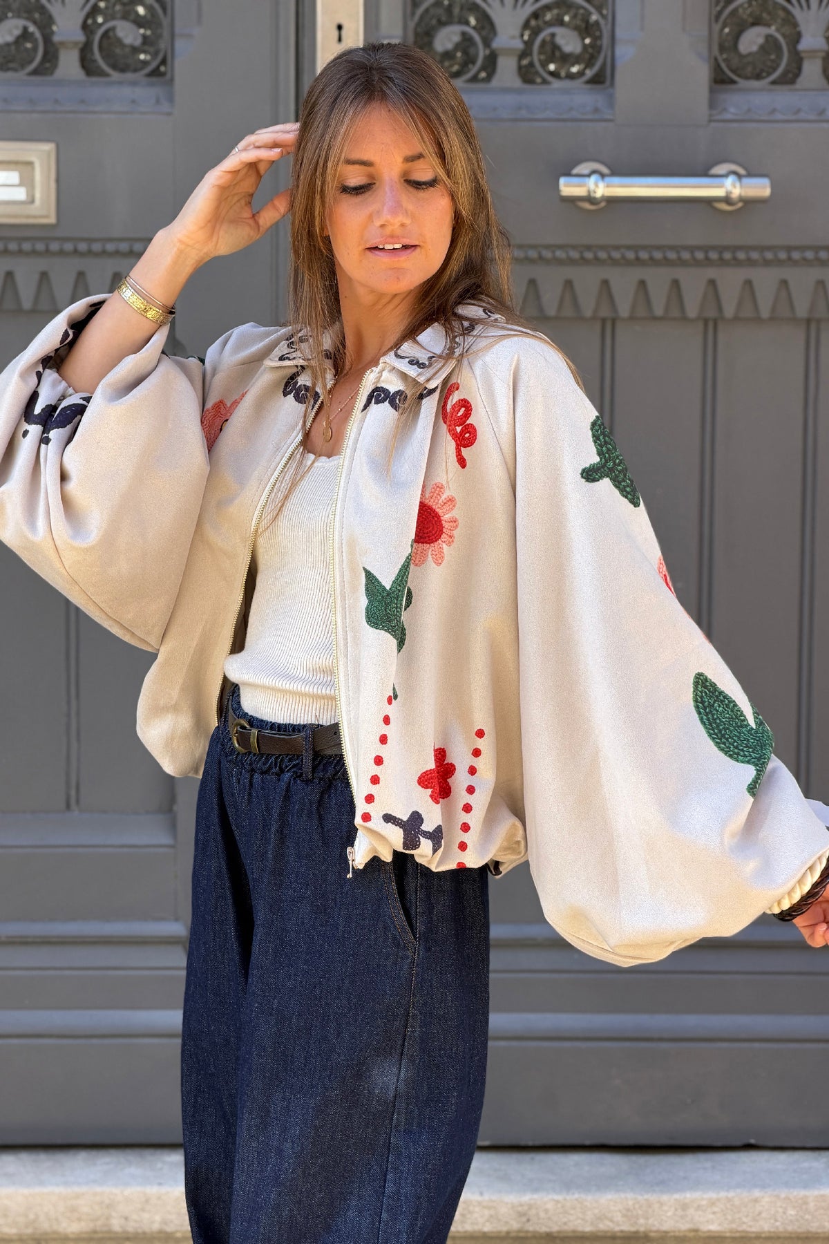 Blouson veste ballon beige en suédine imprimé effet broderie fleurs colorées et zip