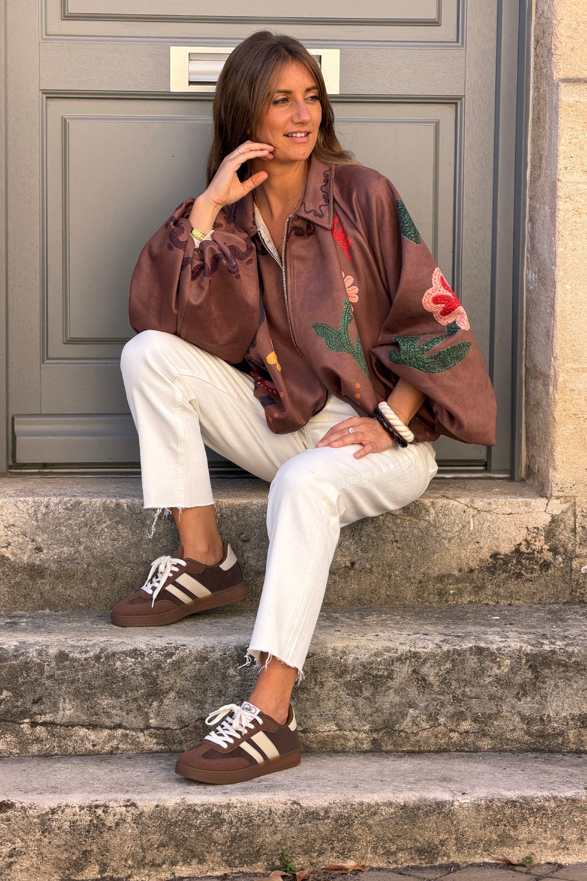 Blouson veste ballon marron en suédine imprimé effet broderie fleurs colorées et zip