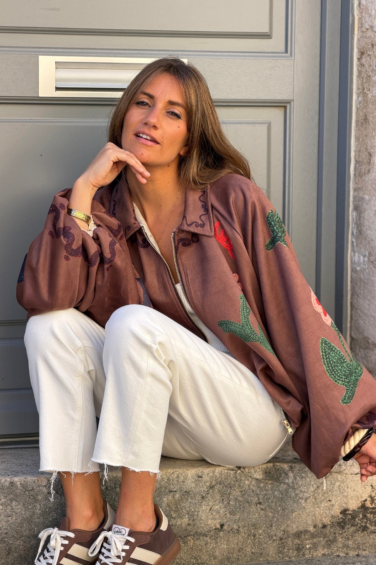 Blouson veste ballon marron en suédine imprimé effet broderie fleurs colorées et zip