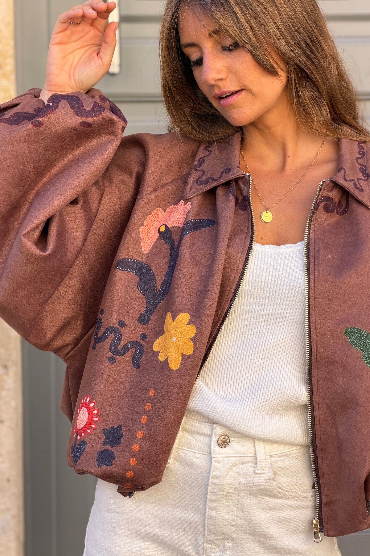 Blouson veste ballon marron en suédine imprimé effet broderie fleurs colorées et zip