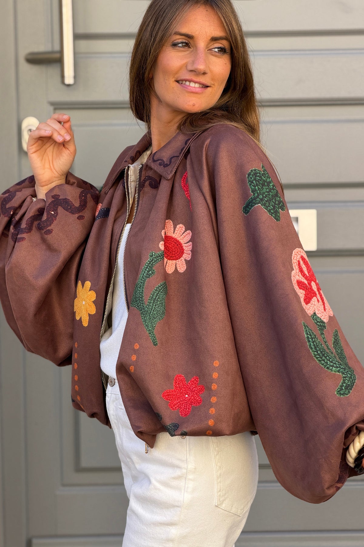 Blouson veste ballon marron en suédine imprimé effet broderie fleurs colorées et zip