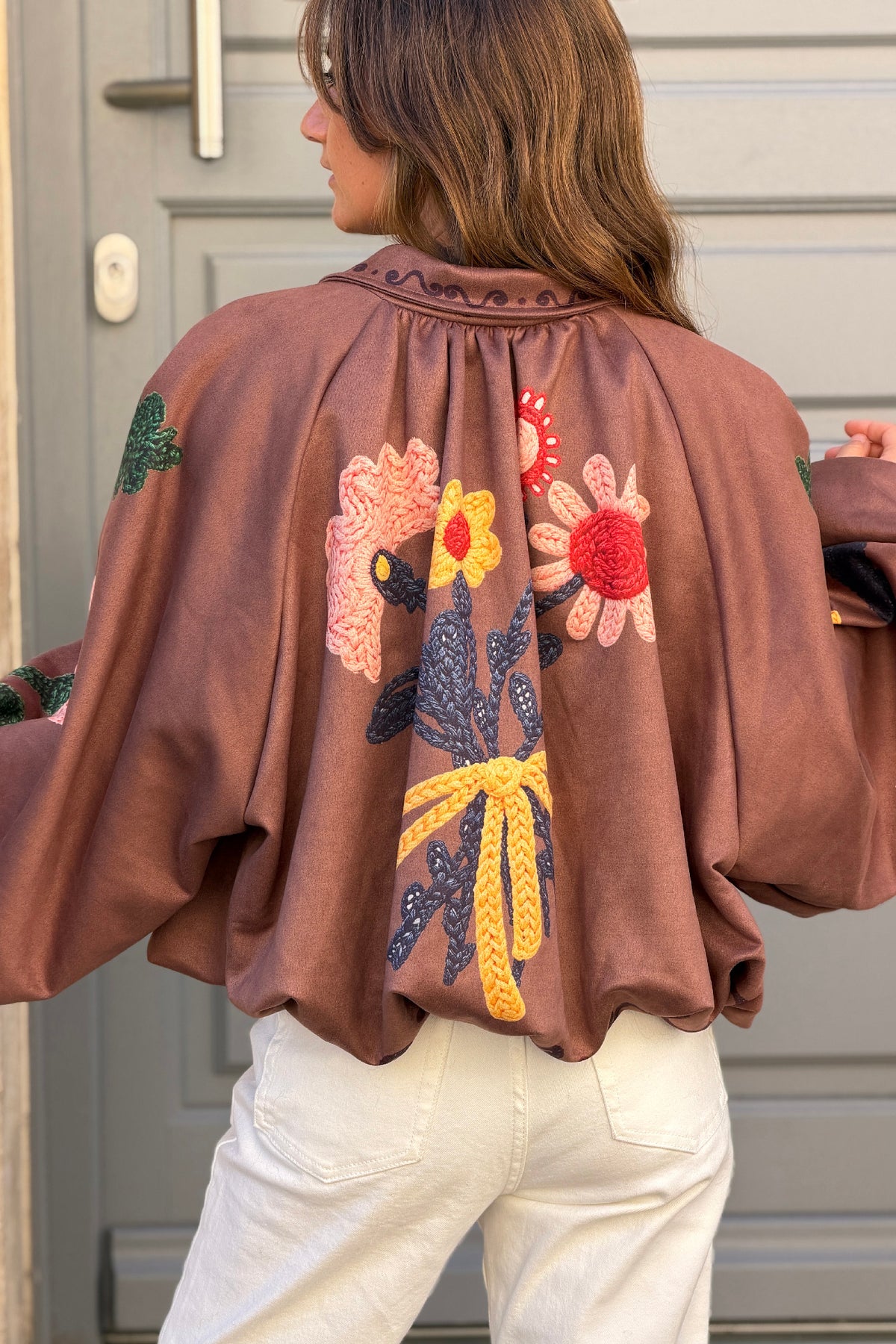 Blouson veste ballon marron en suédine imprimé effet broderie fleurs colorées et zip